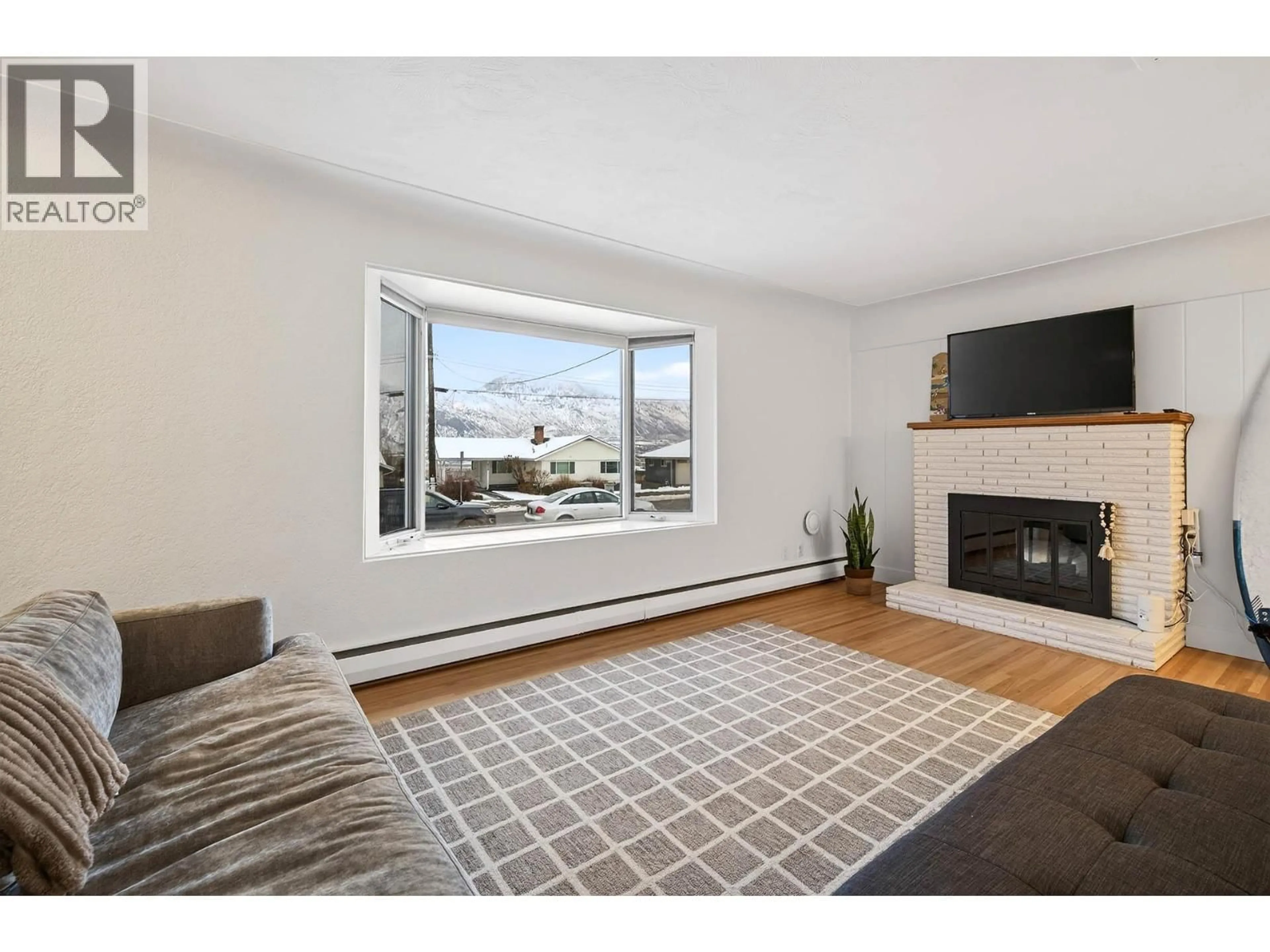Living room with furniture, unknown for 939 MCMURDO DRIVE, Kamloops British Columbia V2C3G6