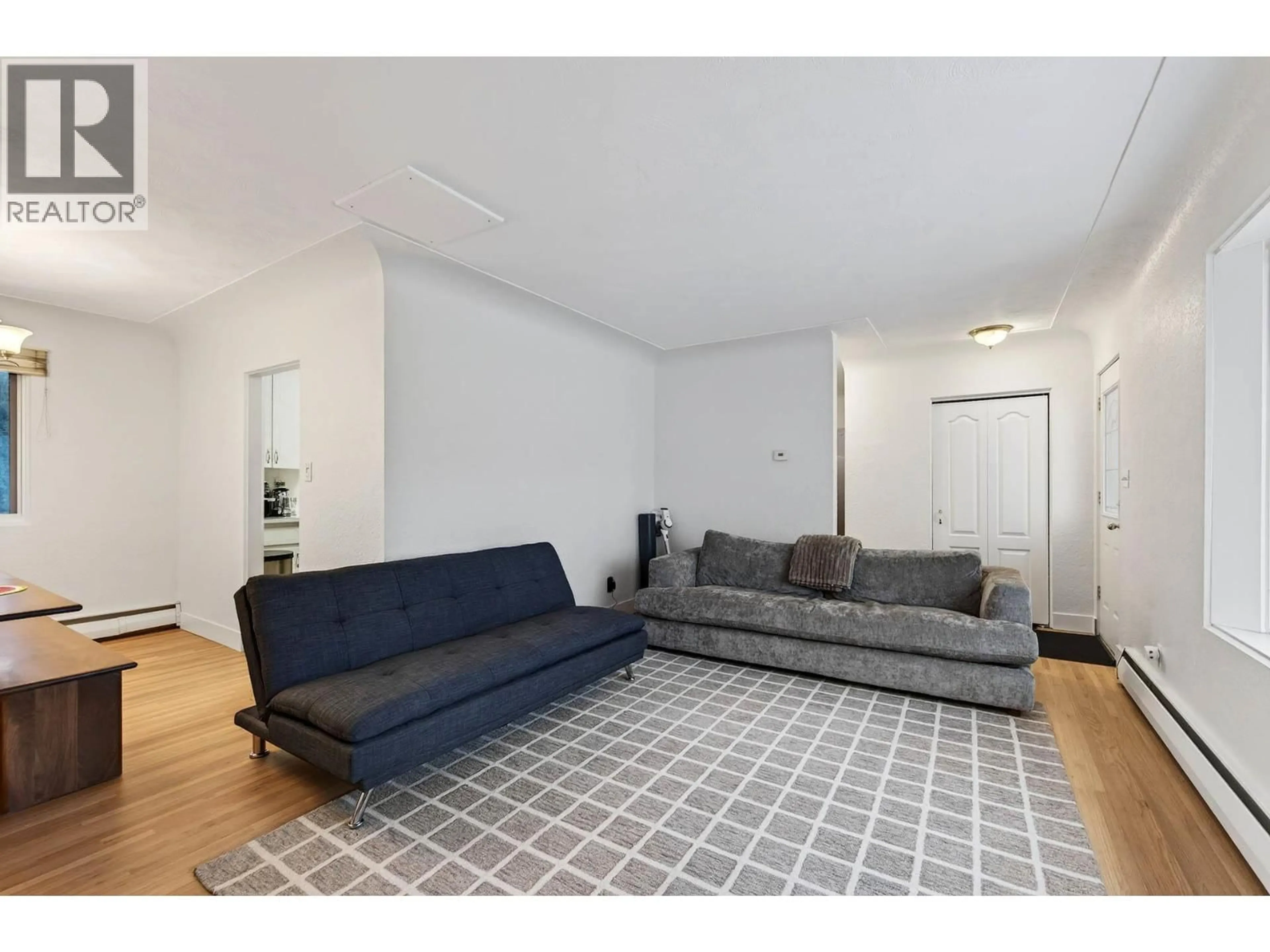 Living room with furniture, unknown for 939 MCMURDO DRIVE, Kamloops British Columbia V2C3G6