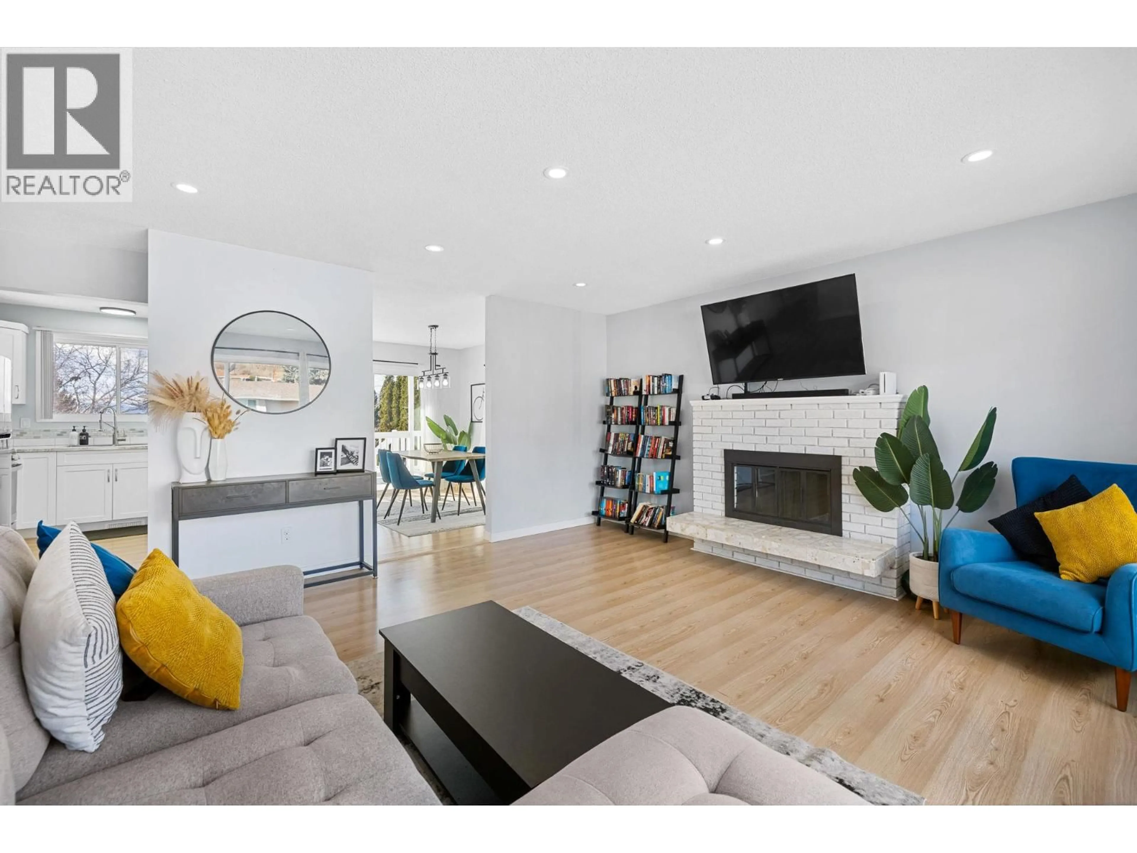 Living room with furniture, wood/laminate floor for 480 EASTBOURNE ROAD, Kelowna British Columbia V1X5K8