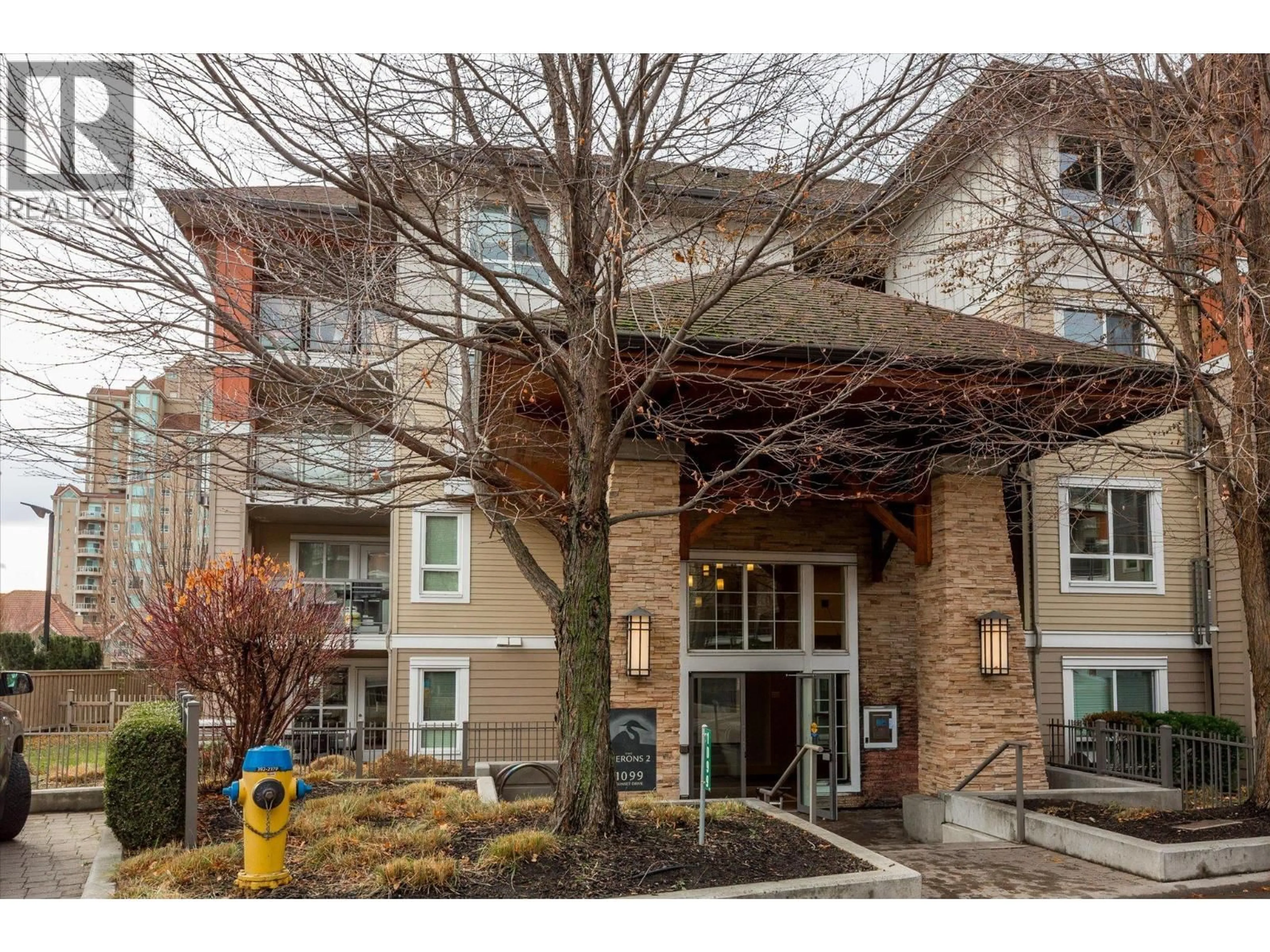 Indoor foyer for 333 - 1099 SUNSET DRIVE, Kelowna British Columbia V1Y9Z1