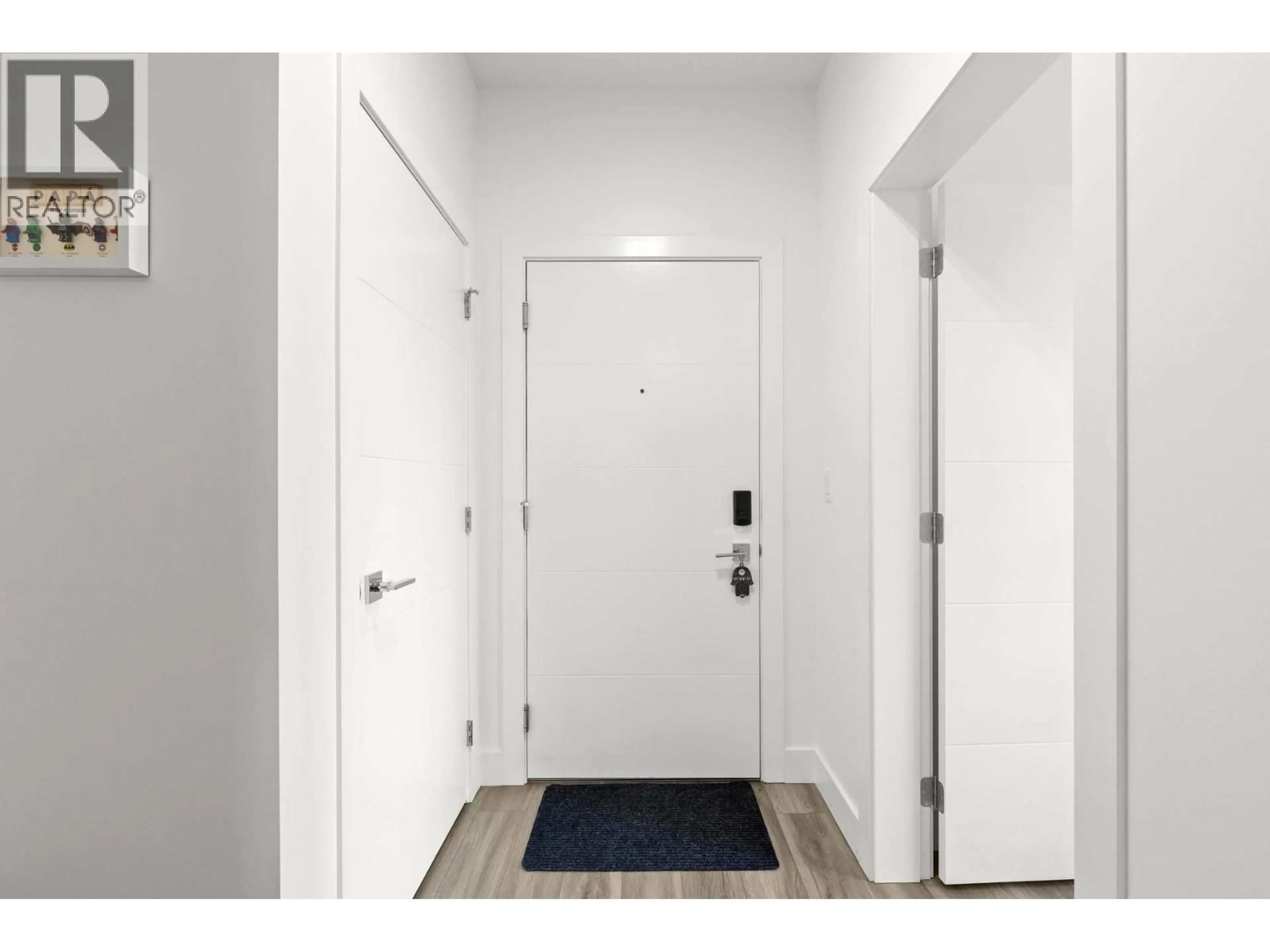 Indoor entryway for 405 - 3634 MISSION SPRINGS DRIVE, Kelowna British Columbia V1W0C9