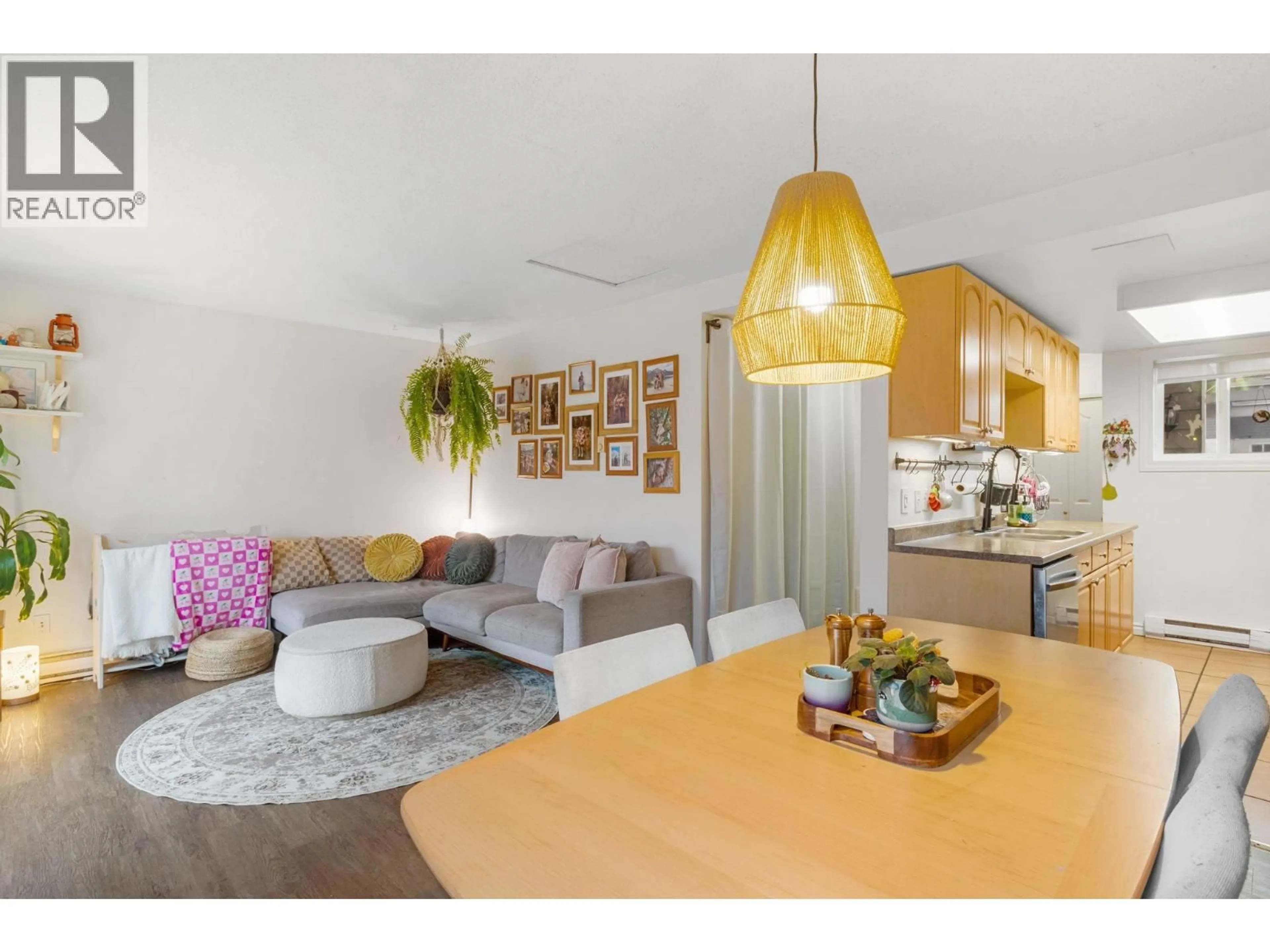 Living room with furniture, wood/laminate floor for 6 - 1808 45 STREET, Vernon British Columbia V1T7P8