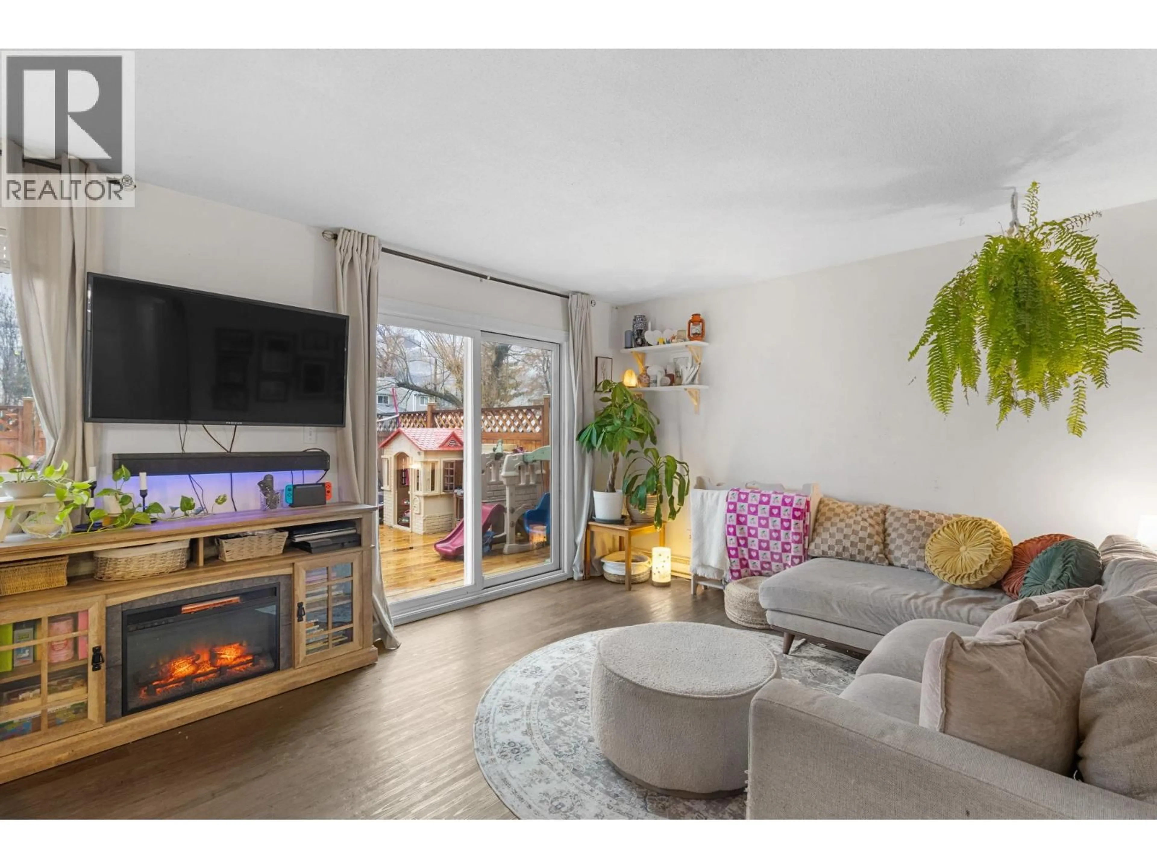 Living room with furniture, unknown for 6 - 1808 45 STREET, Vernon British Columbia V1T7P8