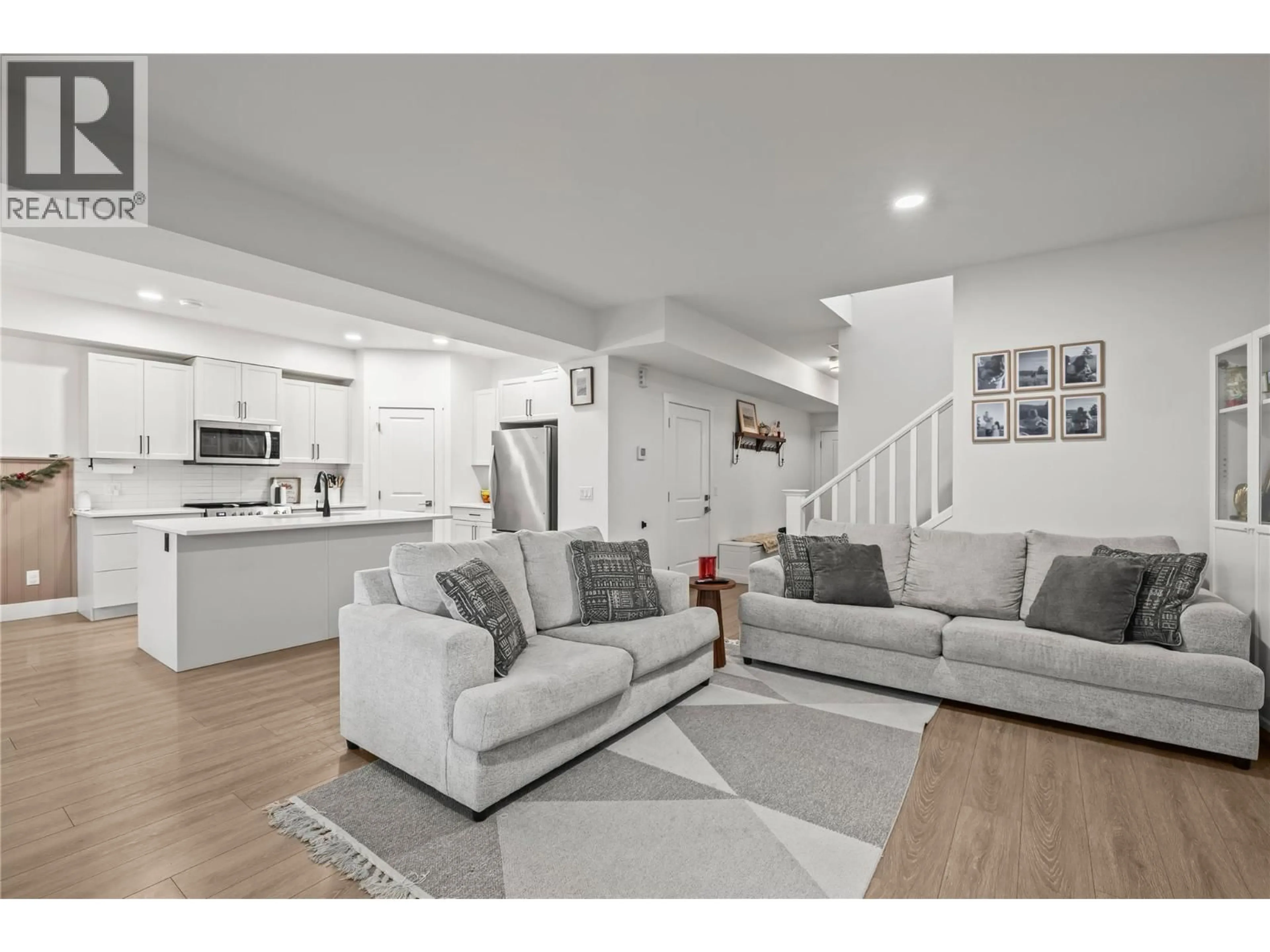 Living room with furniture, unknown for 472 SUGARS AVENUE, Kelowna British Columbia V1X0A4