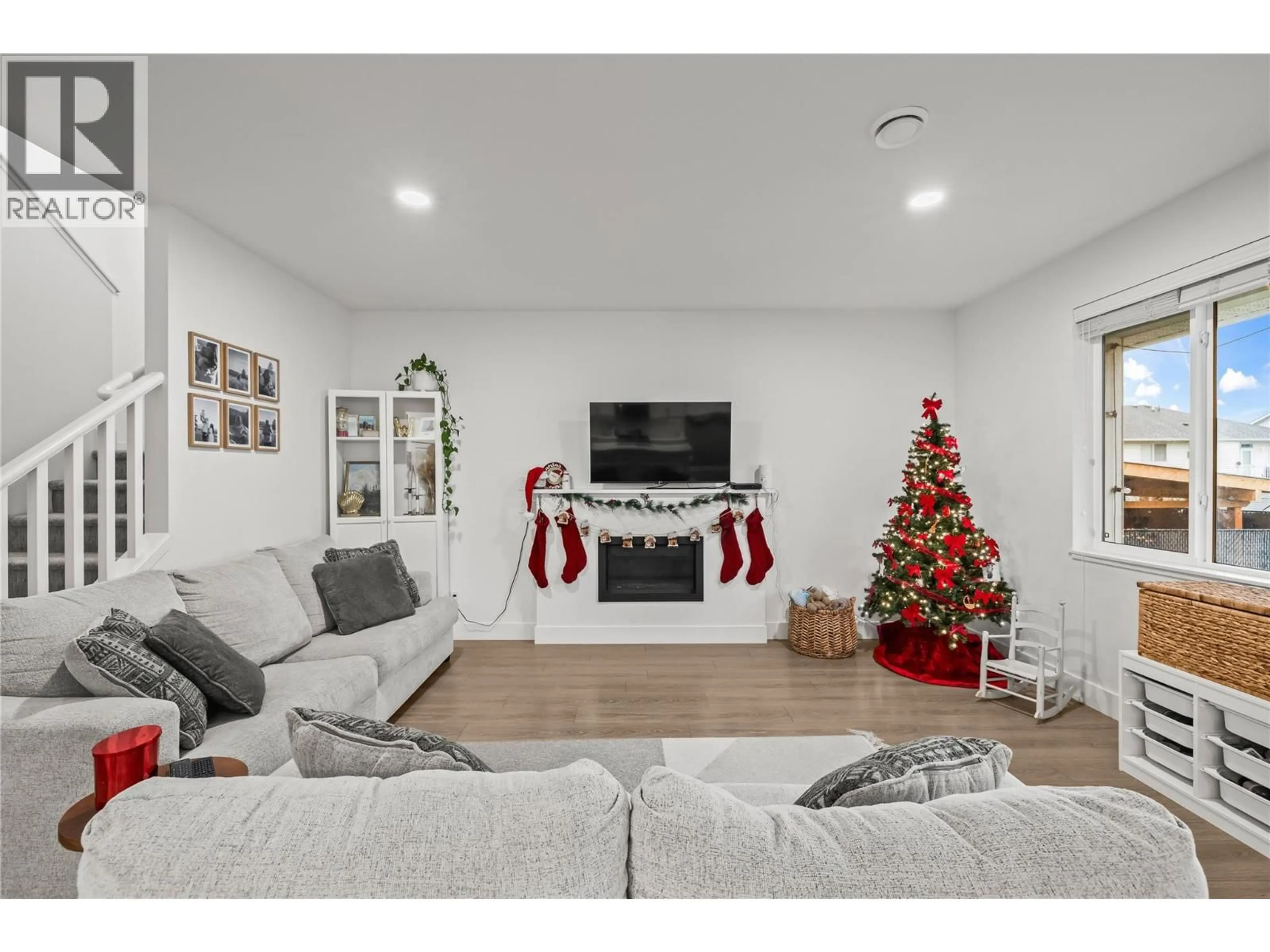 Living room with furniture, unknown for 472 SUGARS AVENUE, Kelowna British Columbia V1X0A4