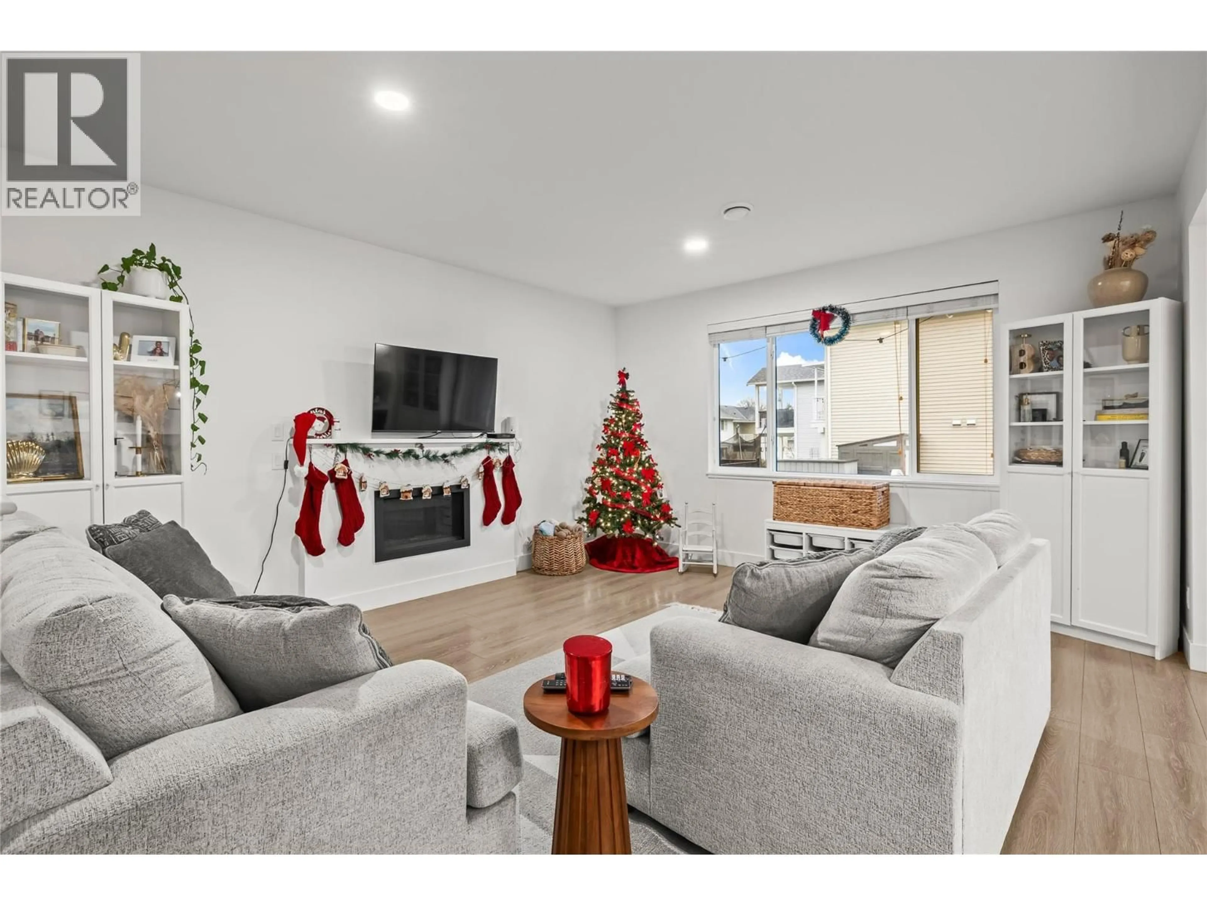 Living room with furniture, unknown for 472 SUGARS AVENUE, Kelowna British Columbia V1X0A4