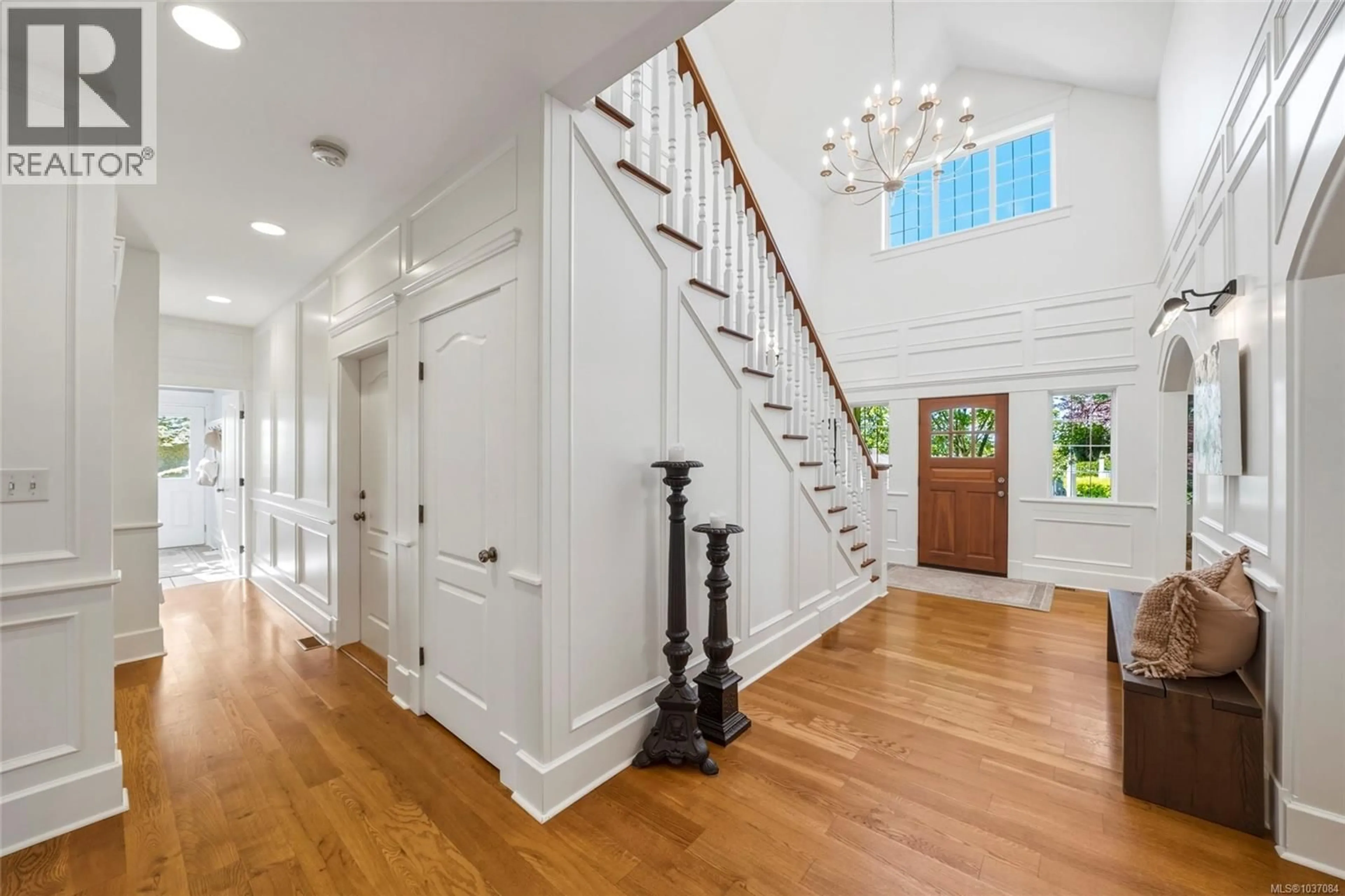 Indoor entryway for 1795 BROADMEAD AVENUE, Saanich British Columbia V8P2V8