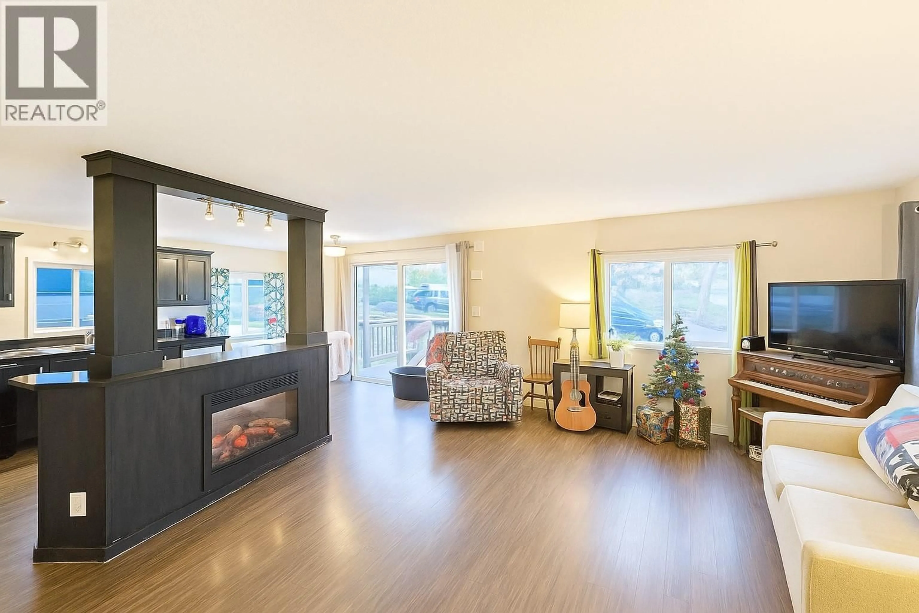 Living room with furniture, wood/laminate floor for 13 - 1860 BOUCHERIE ROAD, Kelowna British Columbia V4T2A9