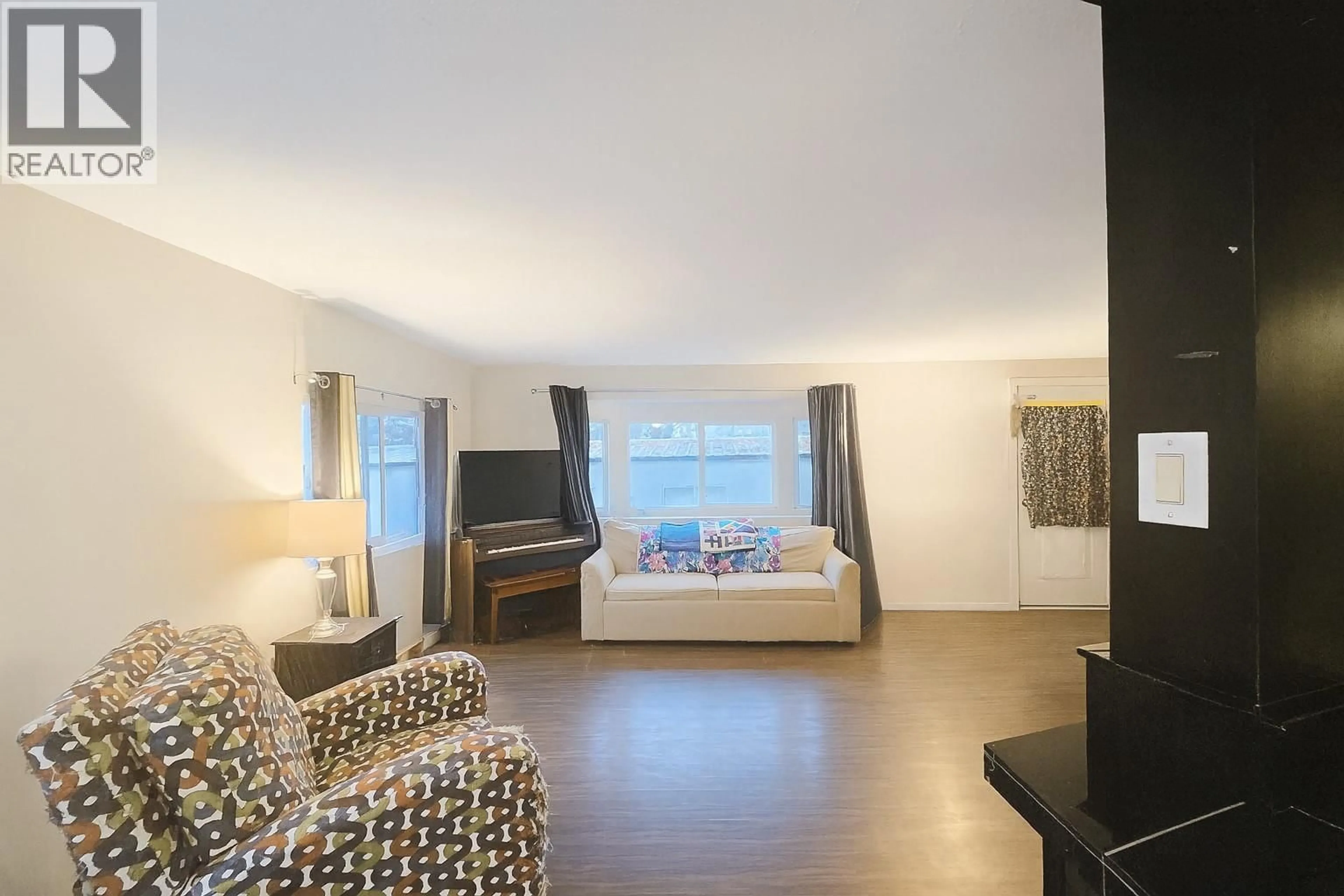 Living room with furniture, wood/laminate floor for 13 - 1860 BOUCHERIE ROAD, Kelowna British Columbia V4T2A9