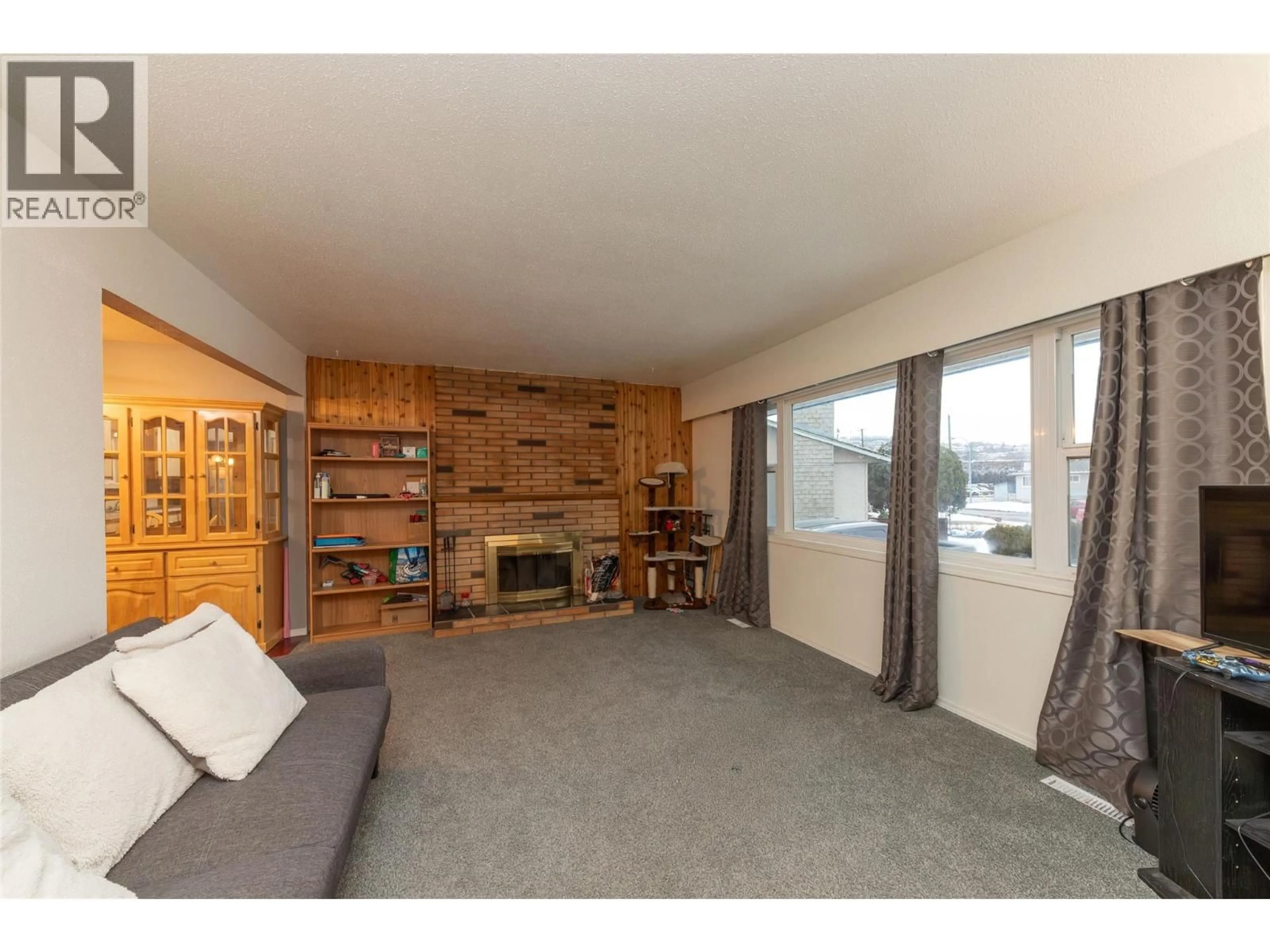 Living room with furniture, wood/laminate floor for 1267 CRESTON PLACE, Kamloops British Columbia V2B2Y7