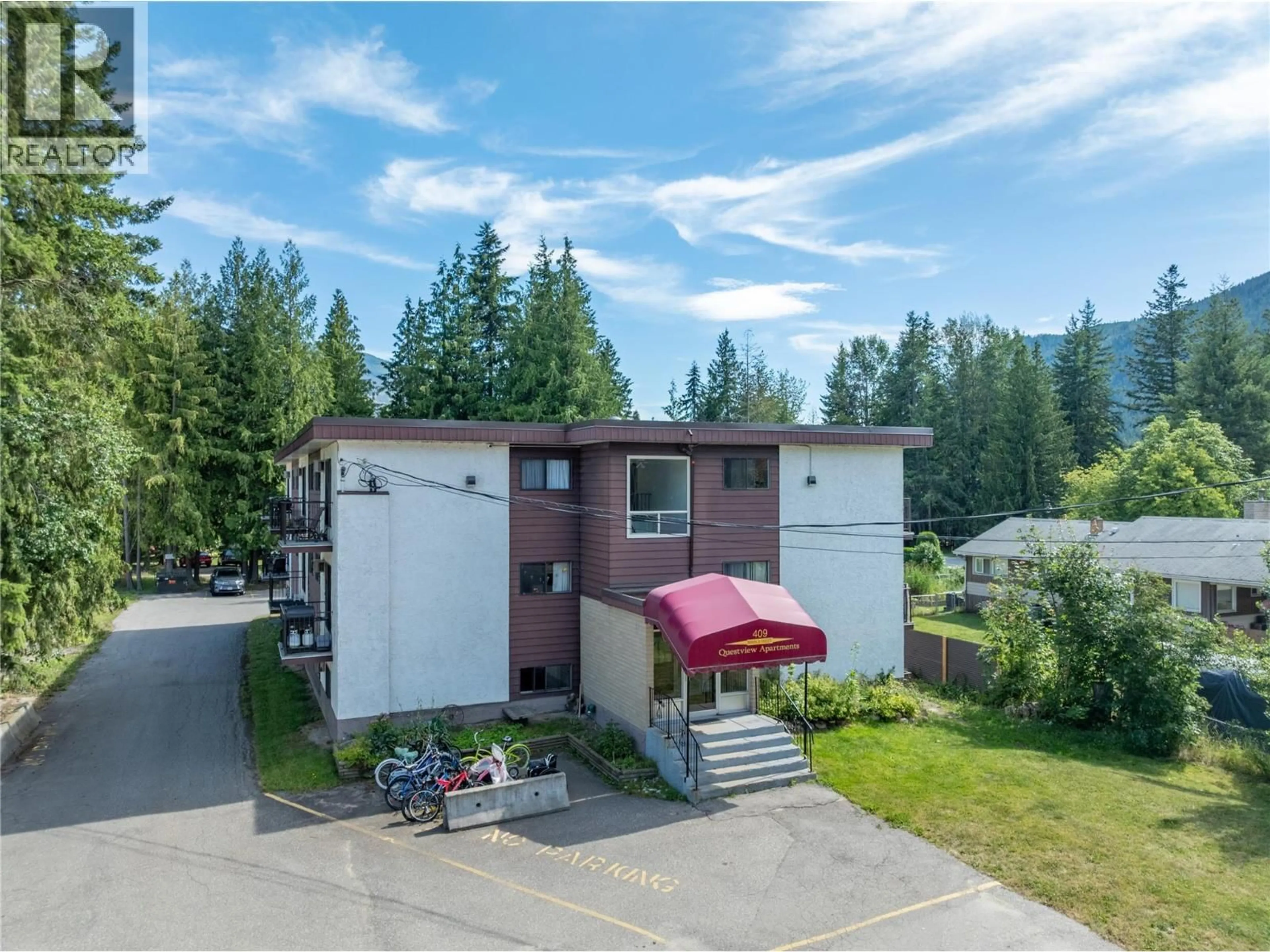 A pic from outside/outdoor area/front of a property/back of a property/a pic from drone, mountain view for 204 - 409 MAIN STREET, Sicamous British Columbia V0E2V0