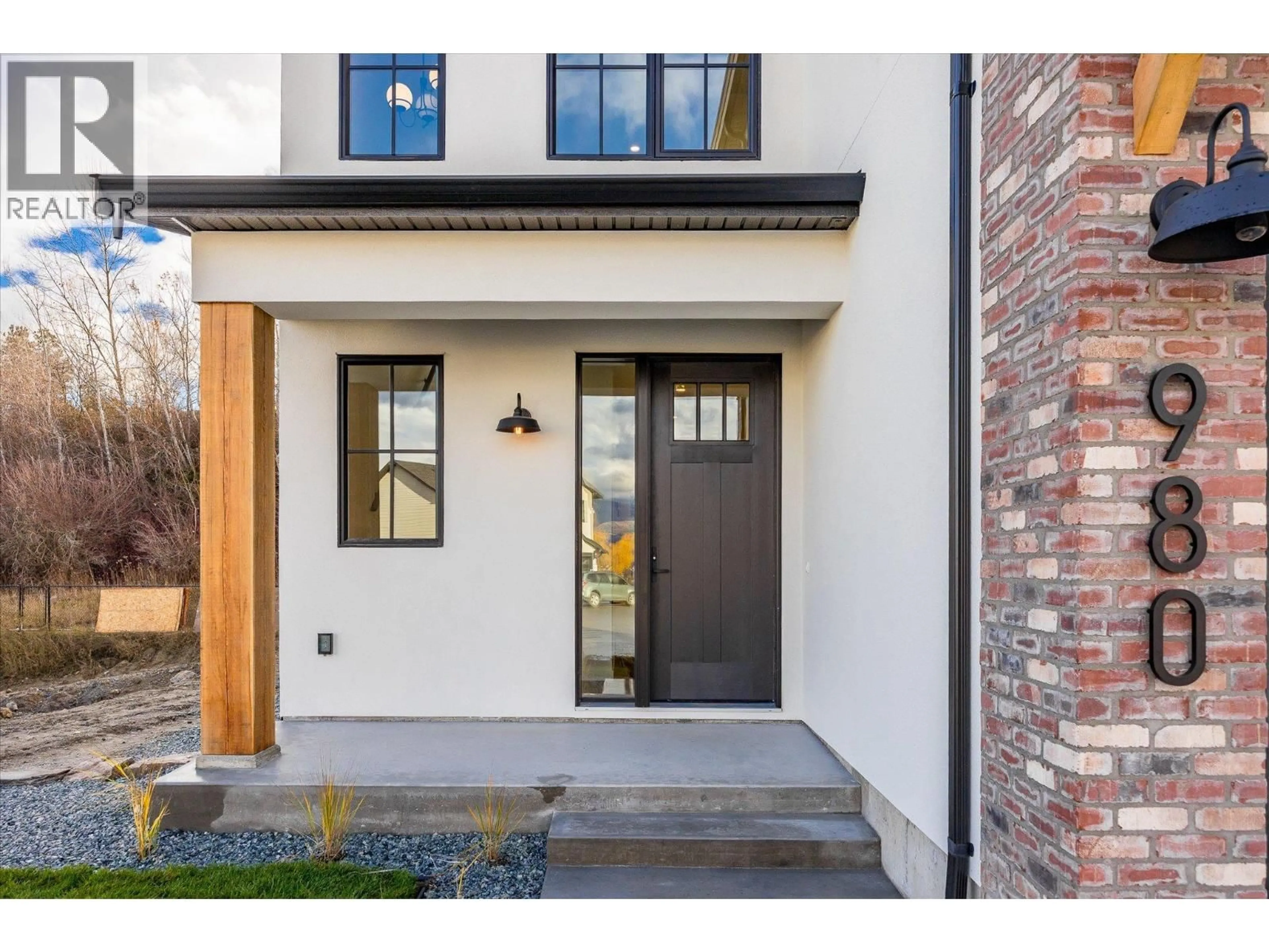 Indoor entryway for 980 BULL CRESCENT, Kelowna British Columbia V1W0E6