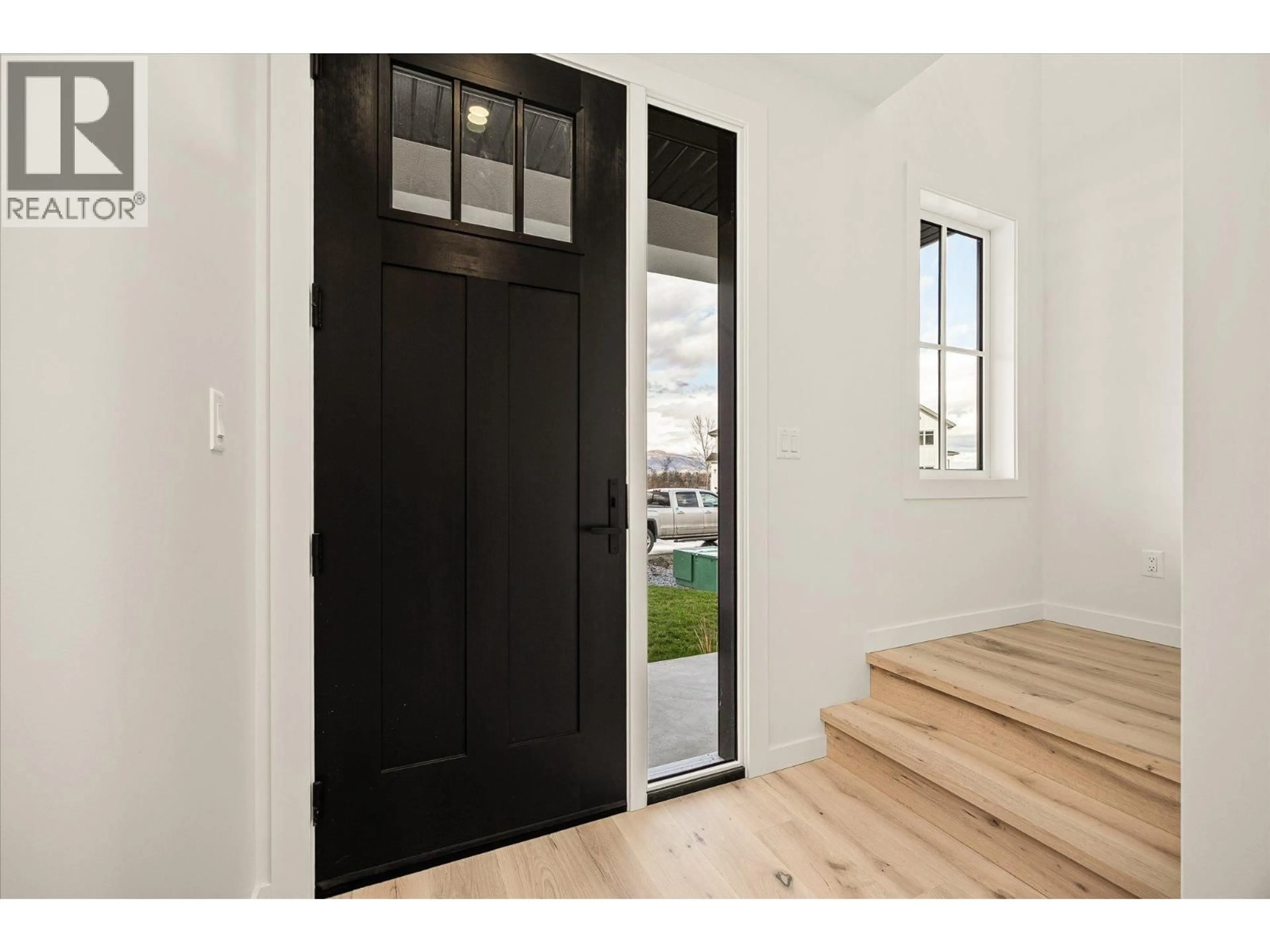 Indoor entryway for 980 BULL CRESCENT, Kelowna British Columbia V1W0E6