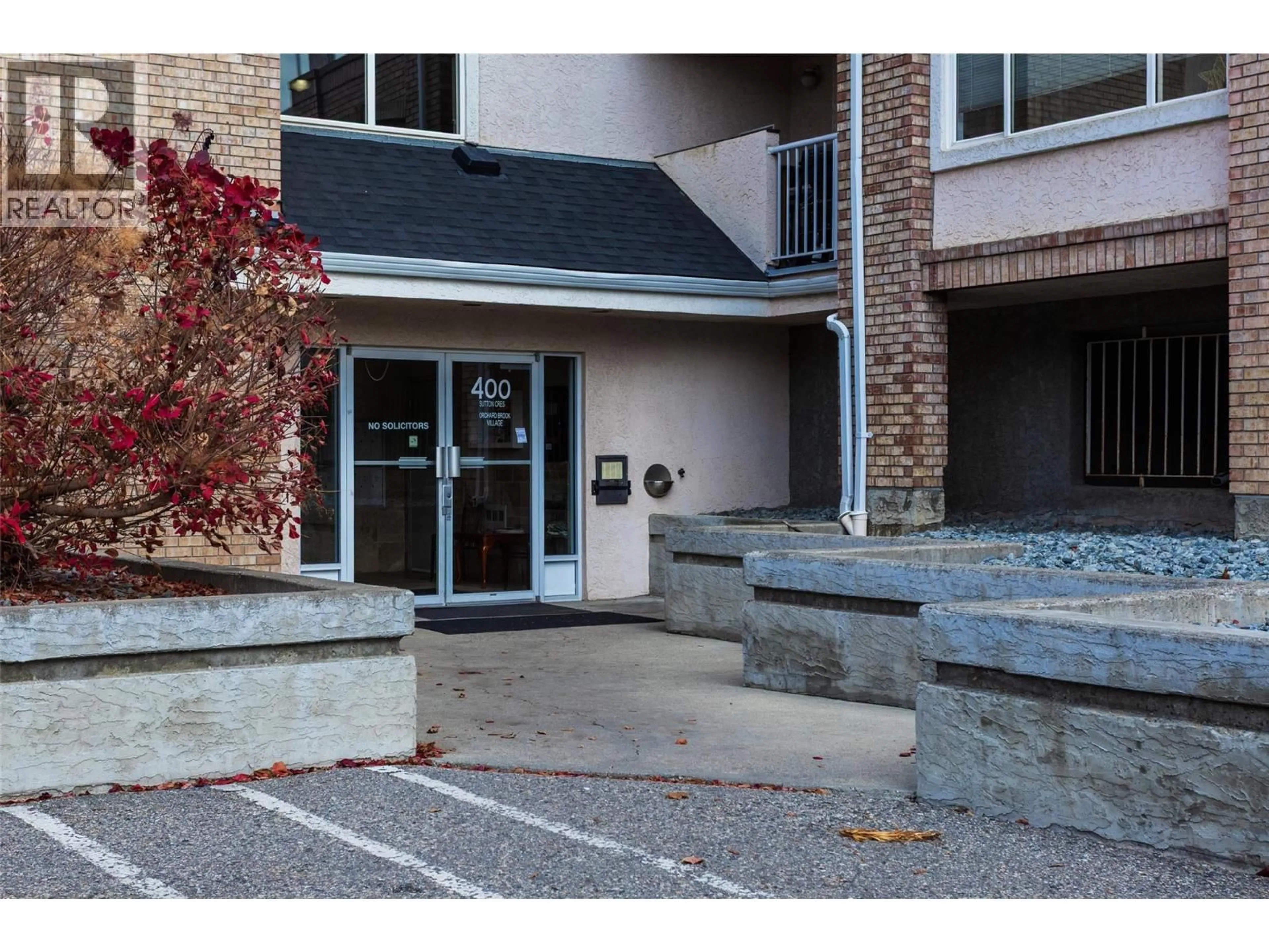 Indoor foyer for 110 - 400 SUTTON CRESCENT, Kelowna British Columbia V1V1Y3