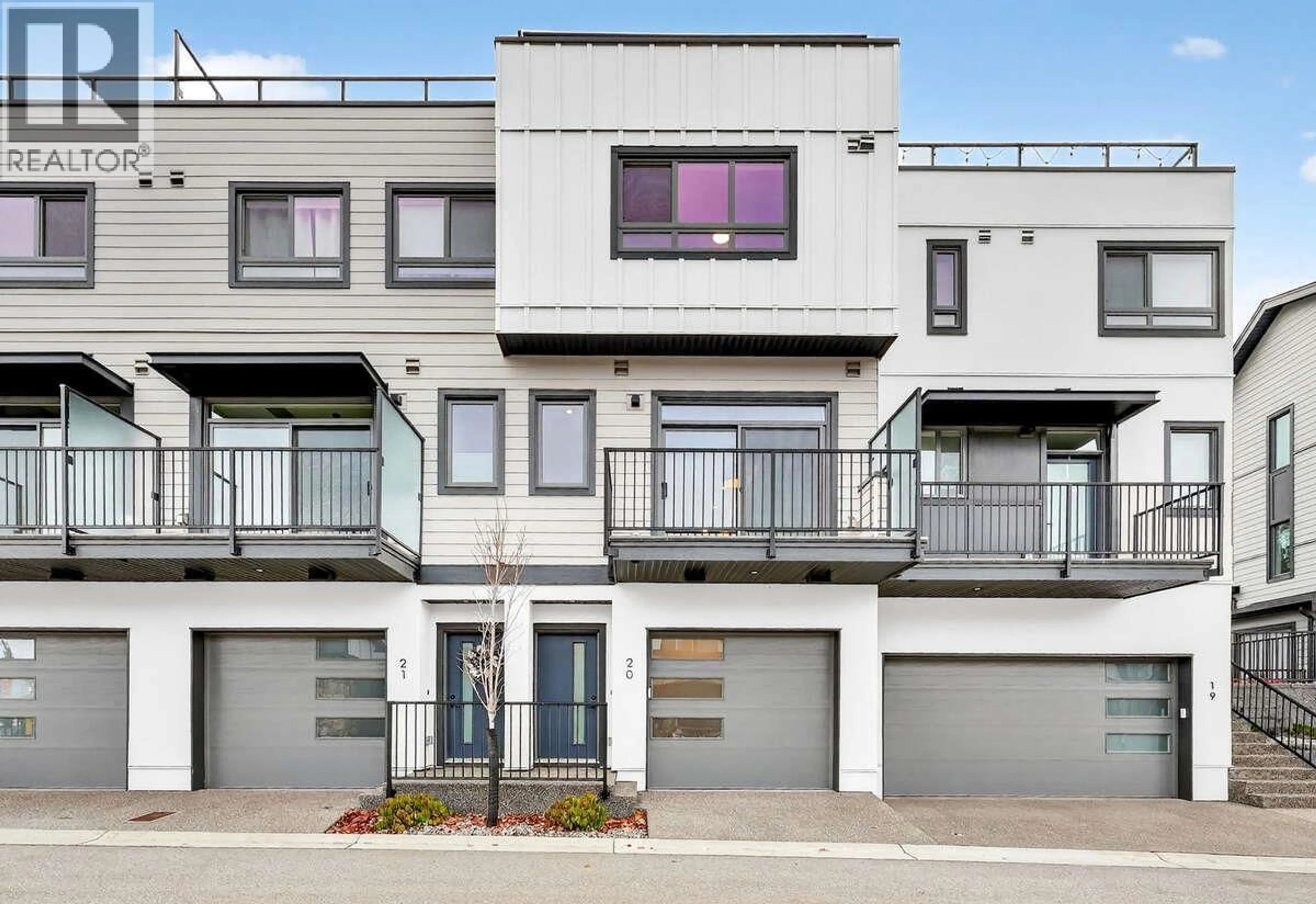 Home with vinyl exterior material, street for 20 - 1550 UNION ROAD, Kelowna British Columbia V1V0G9