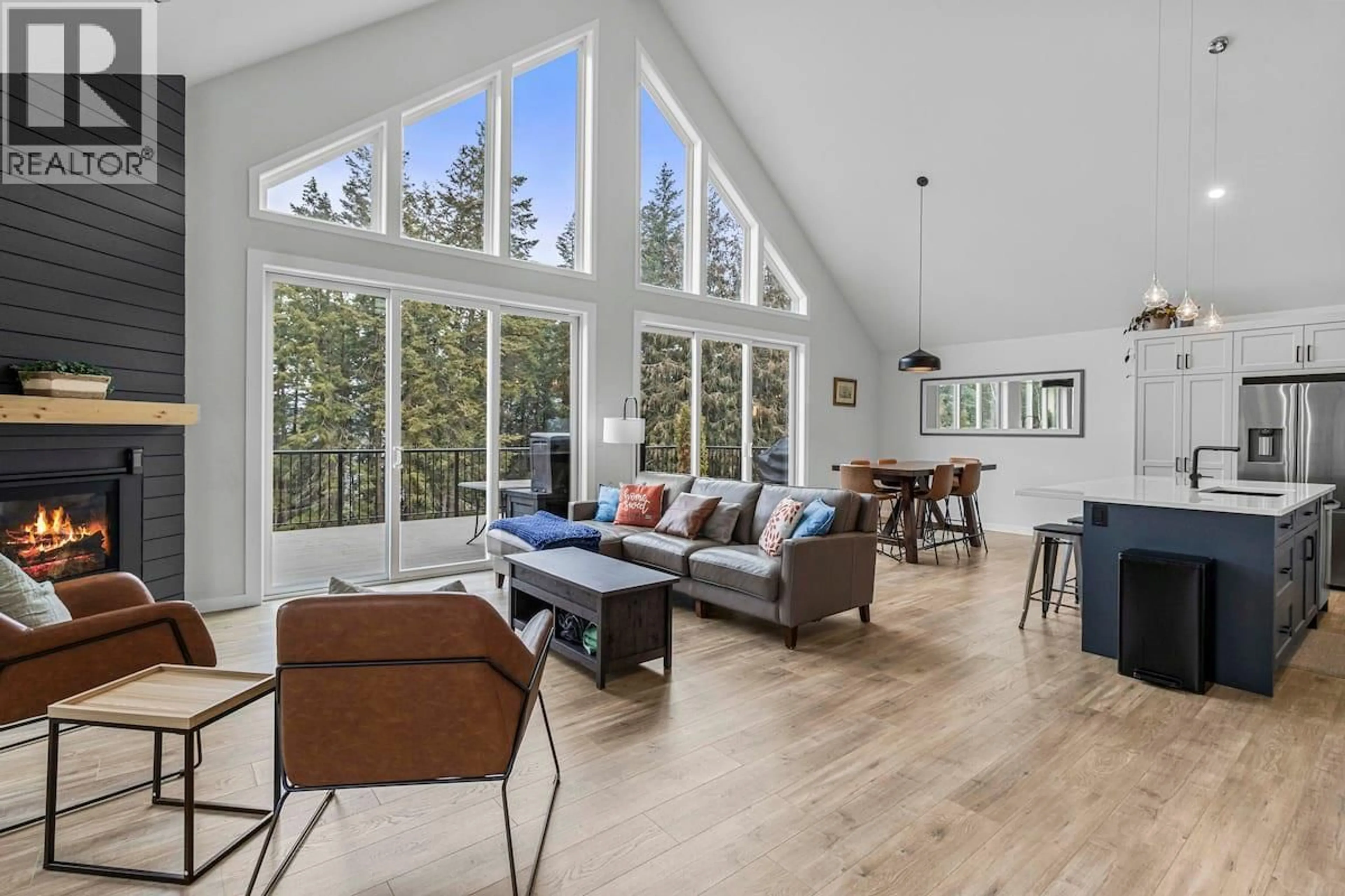 Living room with furniture, unknown for 3040 CEDAR DRIVE, Blind Bay British Columbia V0E2W2