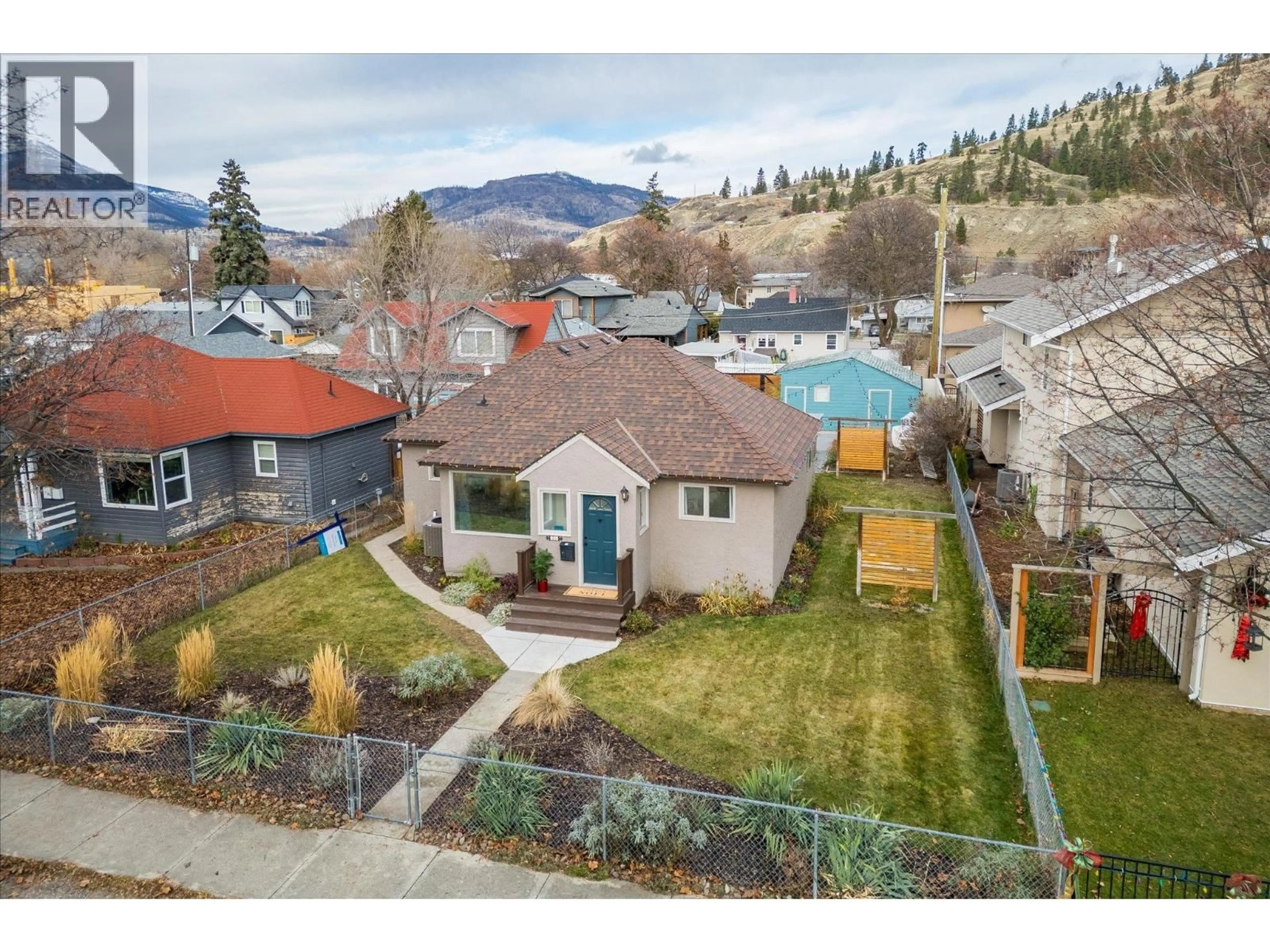 A pic from outside/outdoor area/front of a property/back of a property/a pic from drone, unknown for 584 OKANAGAN BOULEVARD, Kelowna British Columbia V1Y7L1