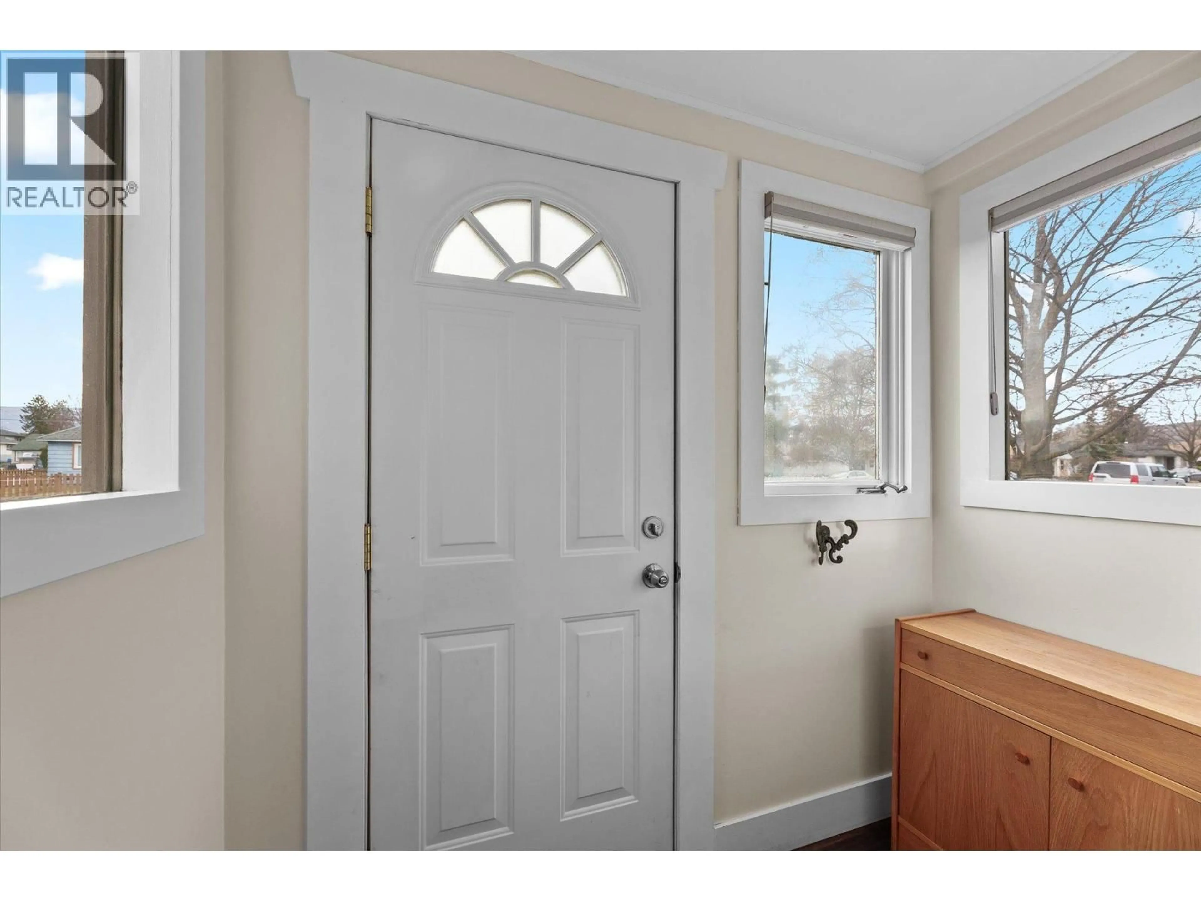 Indoor entryway for 584 OKANAGAN BOULEVARD, Kelowna British Columbia V1Y7L1