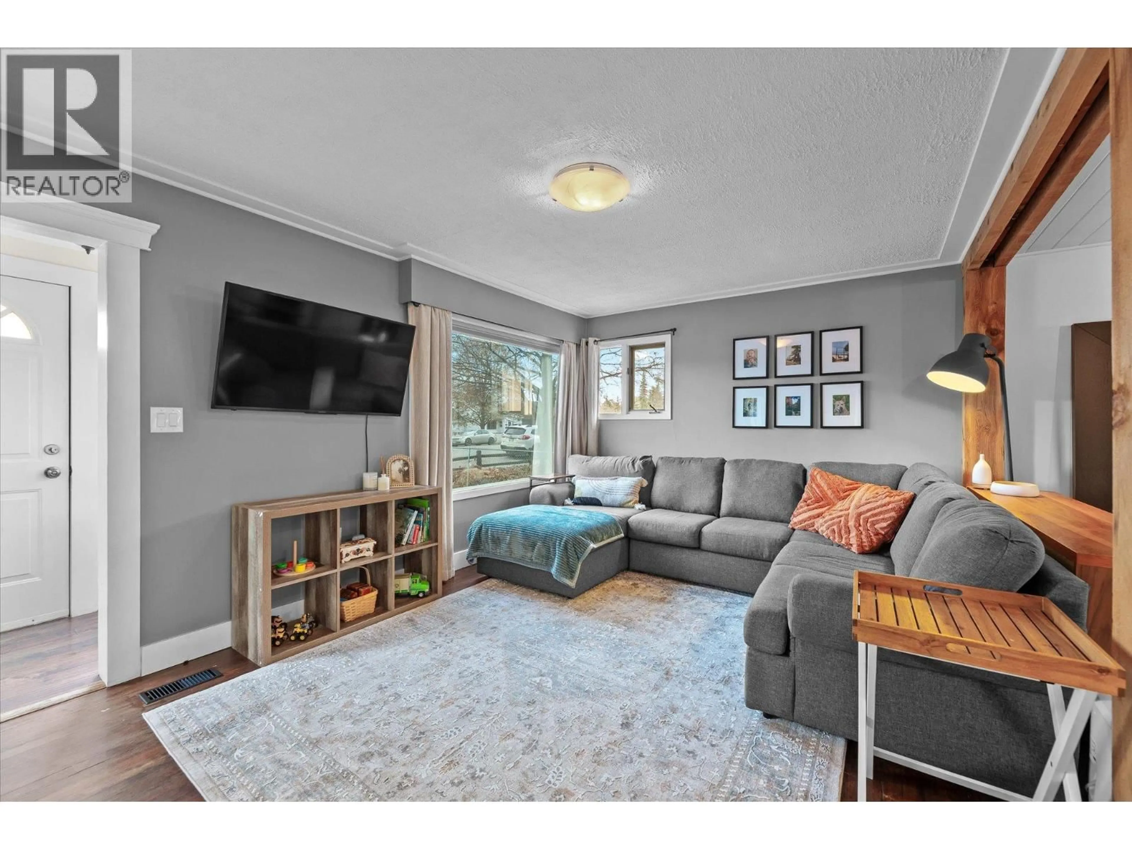 Living room with furniture, unknown for 584 OKANAGAN BOULEVARD, Kelowna British Columbia V1Y7L1