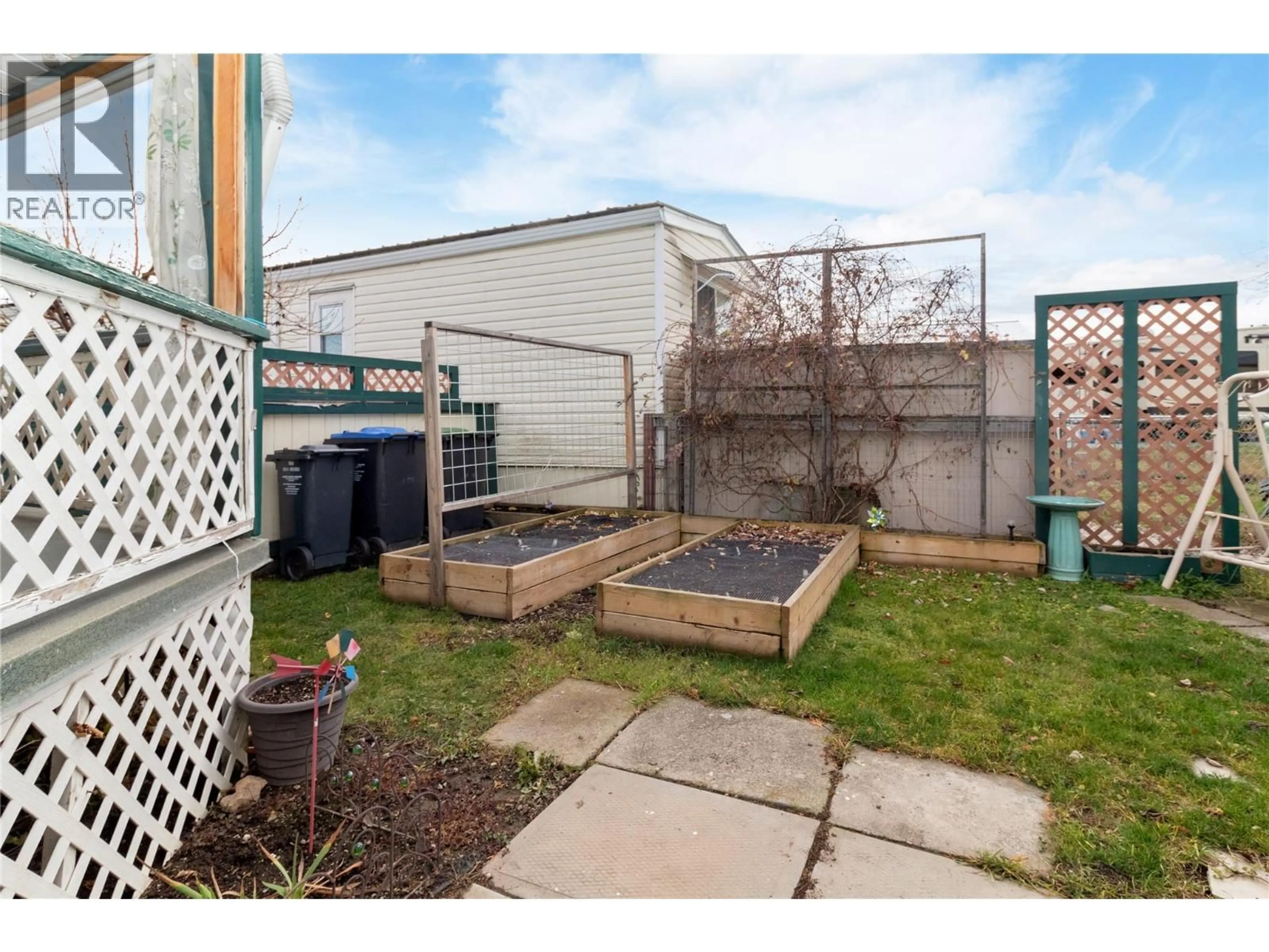 Patio, street for 141 - 3745 LAKESHORE ROAD, Kelowna British Columbia V1W3K4