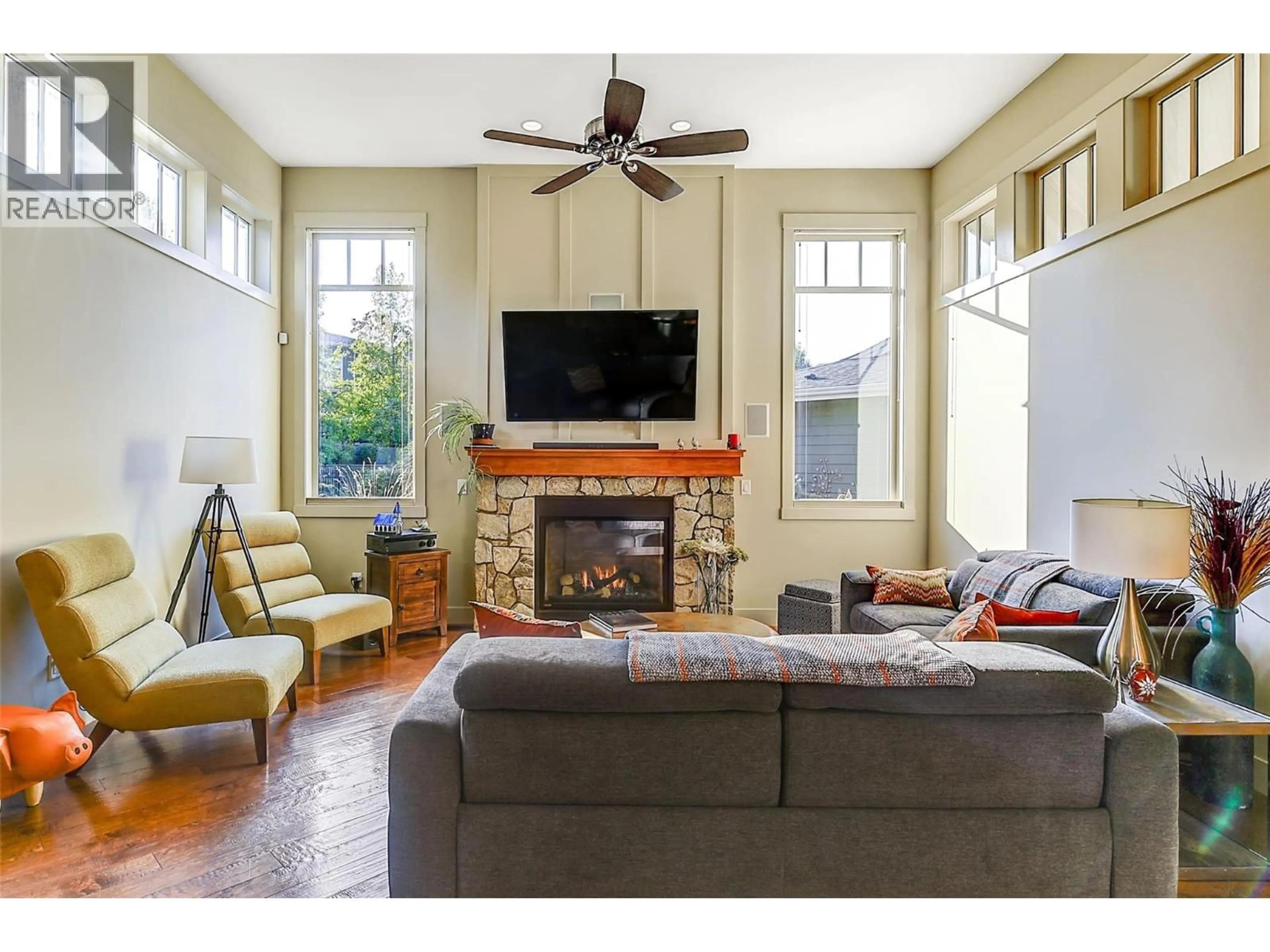 Living room with furniture, unknown for 1147 GLENVIEW COURT, Kelowna British Columbia V1Y0A7