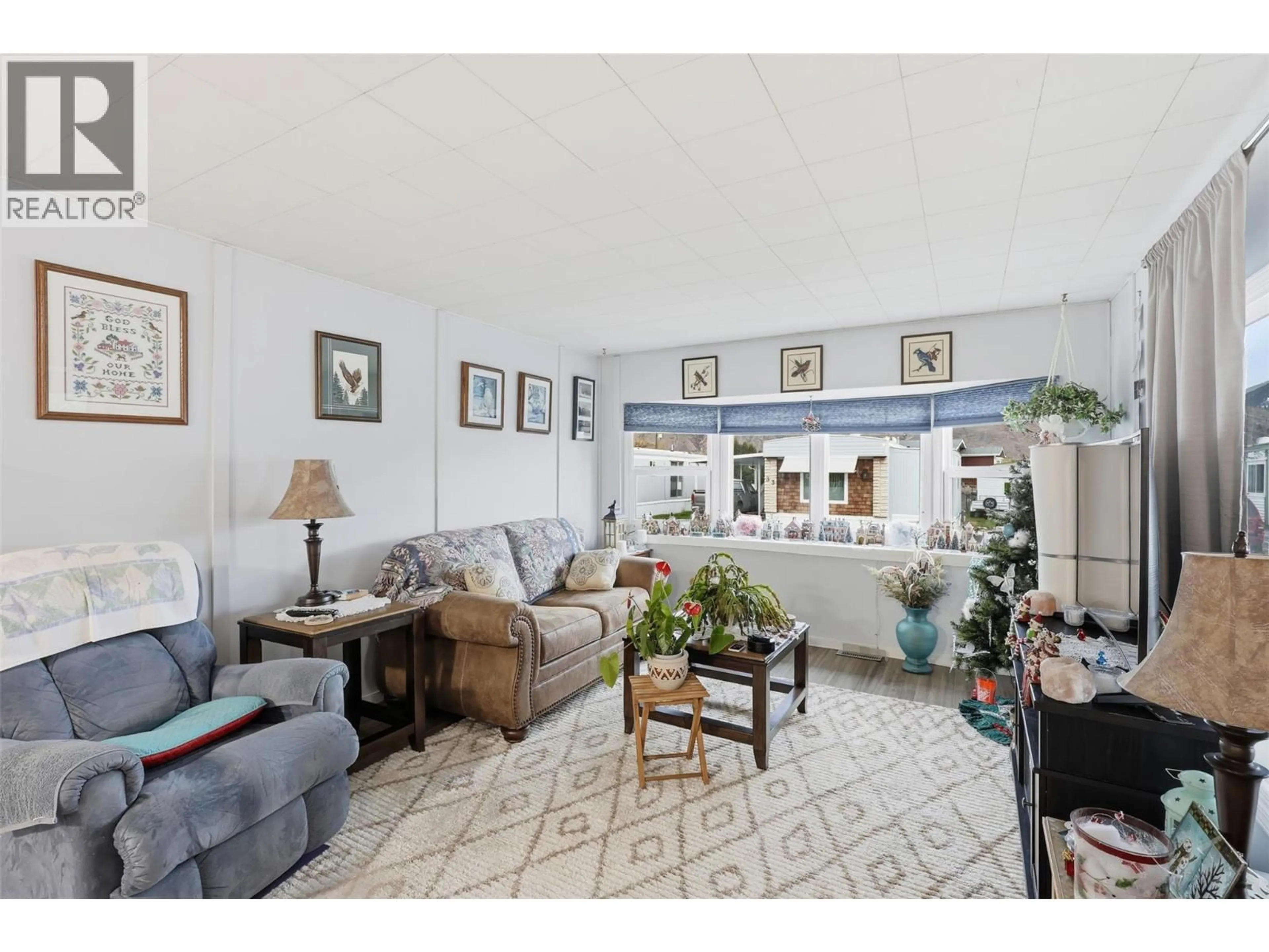 Living room with furniture, unknown for 26 - 2400 OAKDALE WAY, Kamloops British Columbia v2b6w6