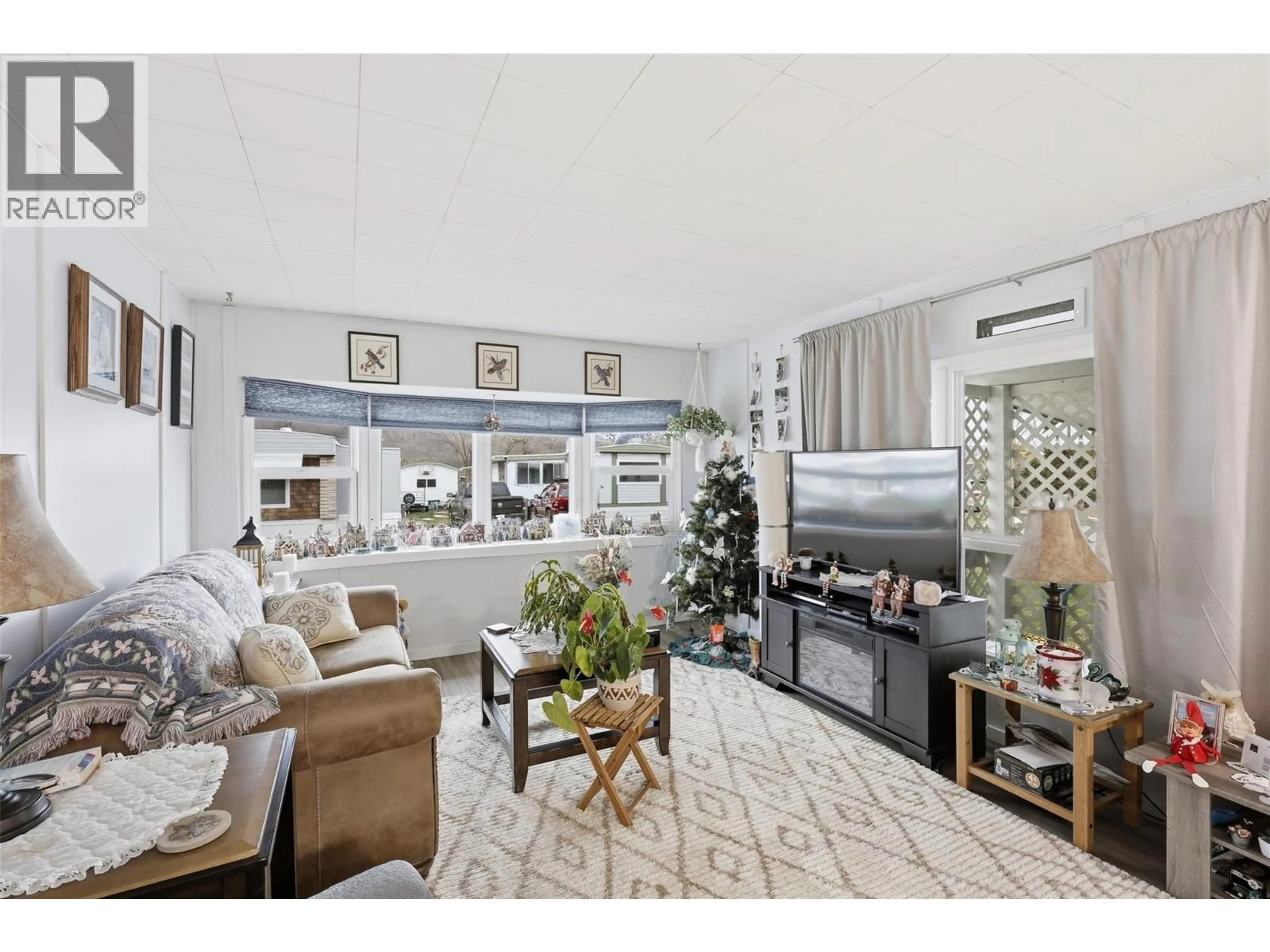 Living room with furniture, unknown for 26 - 2400 OAKDALE WAY, Kamloops British Columbia v2b6w6