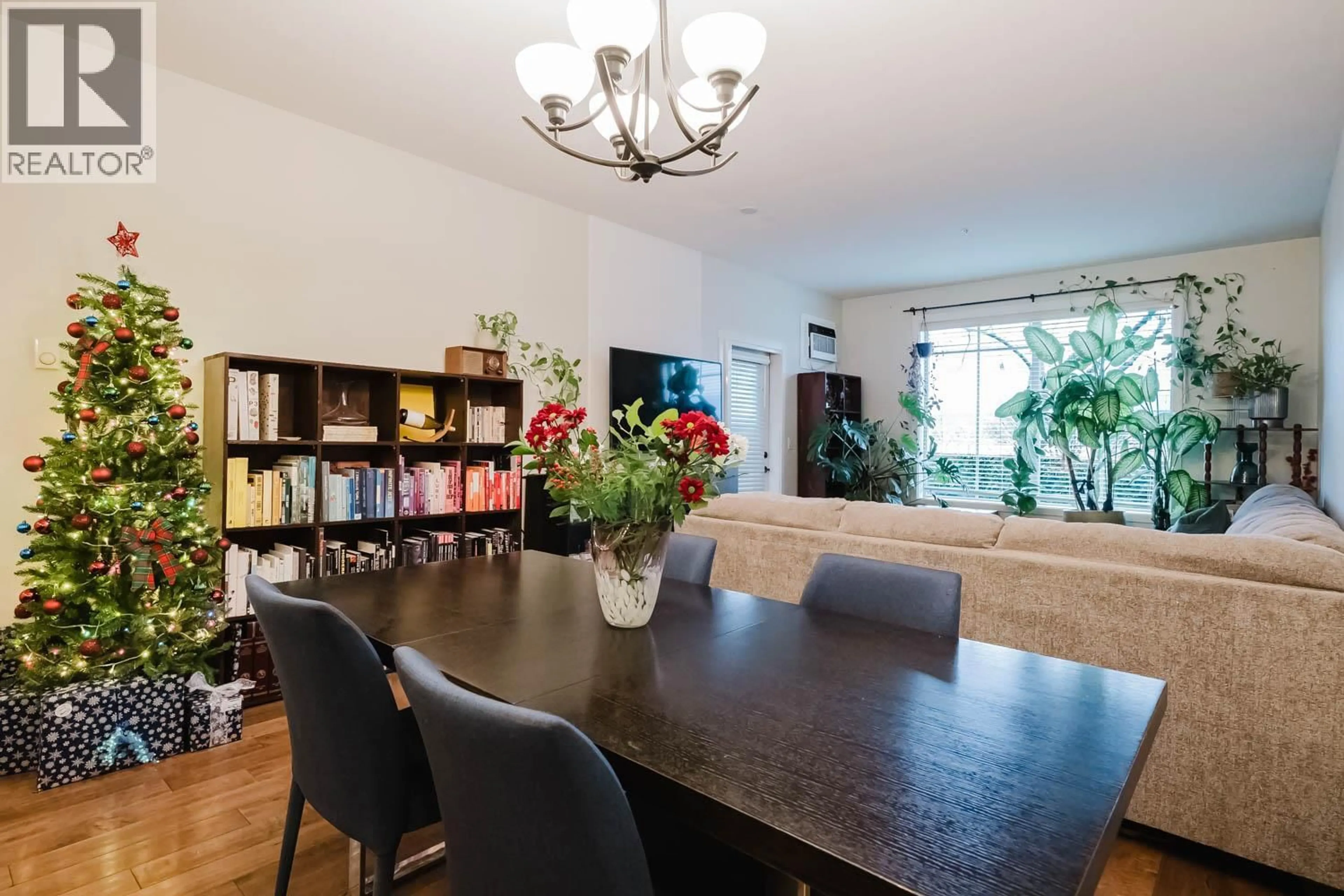 Dining room, wood/laminate floor for 112 - 3739 CASORSO ROAD, Kelowna British Columbia V1W5E8