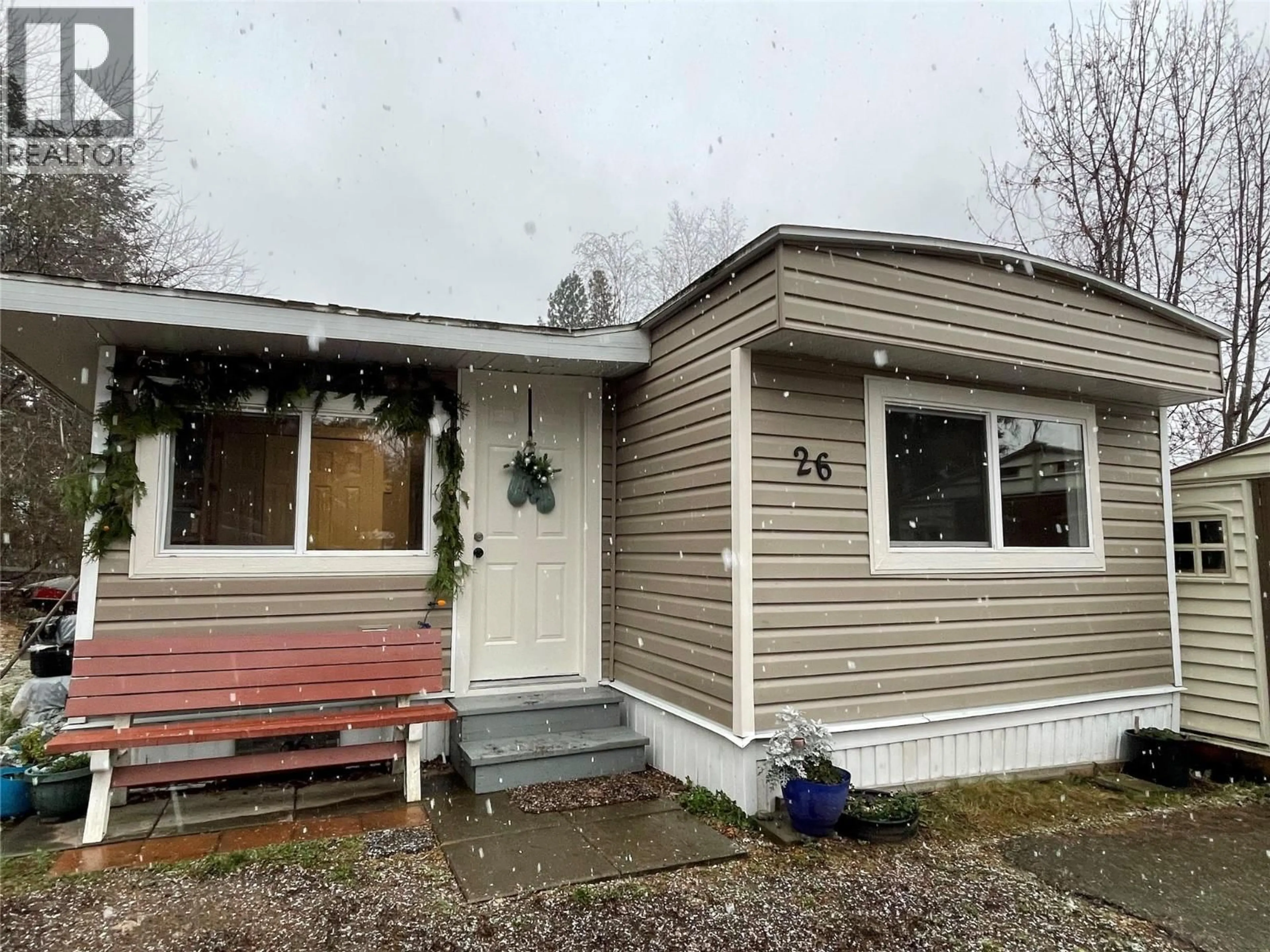 Home with vinyl exterior material, building for 26 - 3969 BROADWATER ROAD, Castlegar British Columbia V1N4V5
