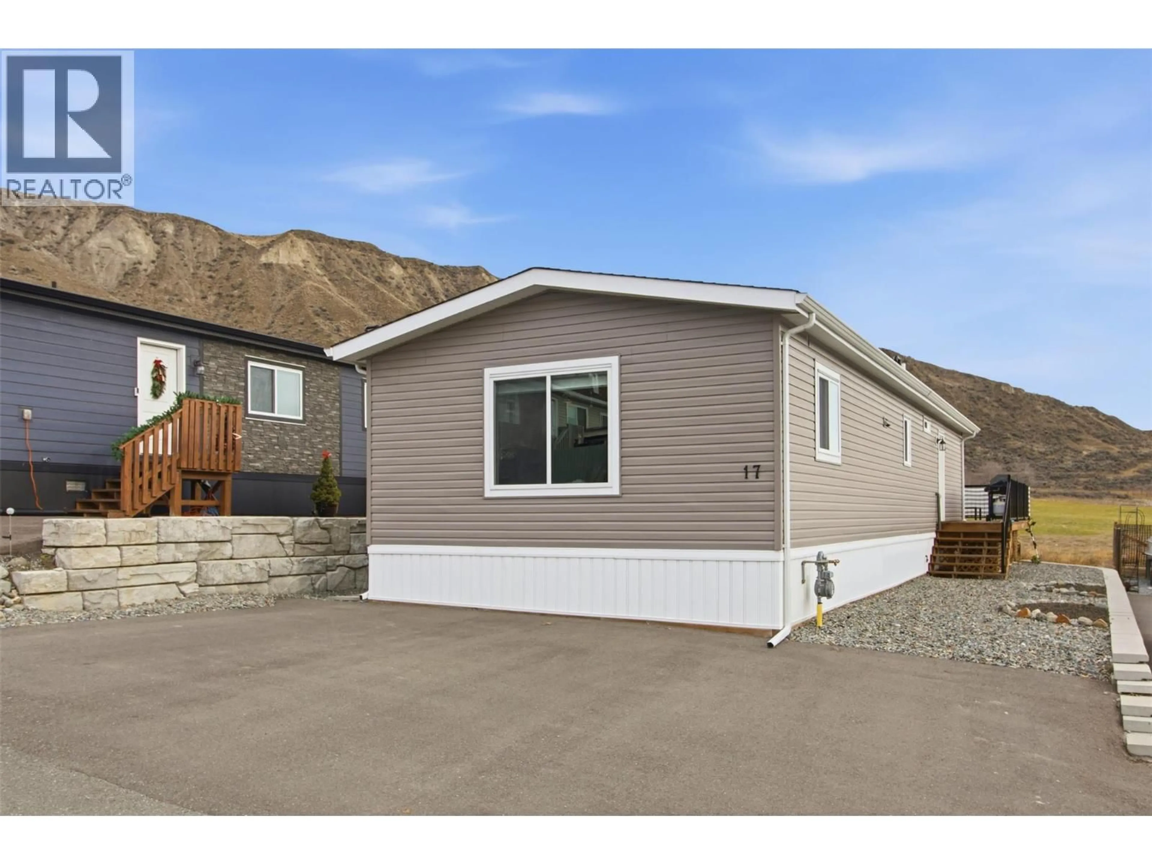 Home with vinyl exterior material, mountain view for 17 - 712 EAST SHUSWAP ROAD, Kamloops British Columbia V2H0C8