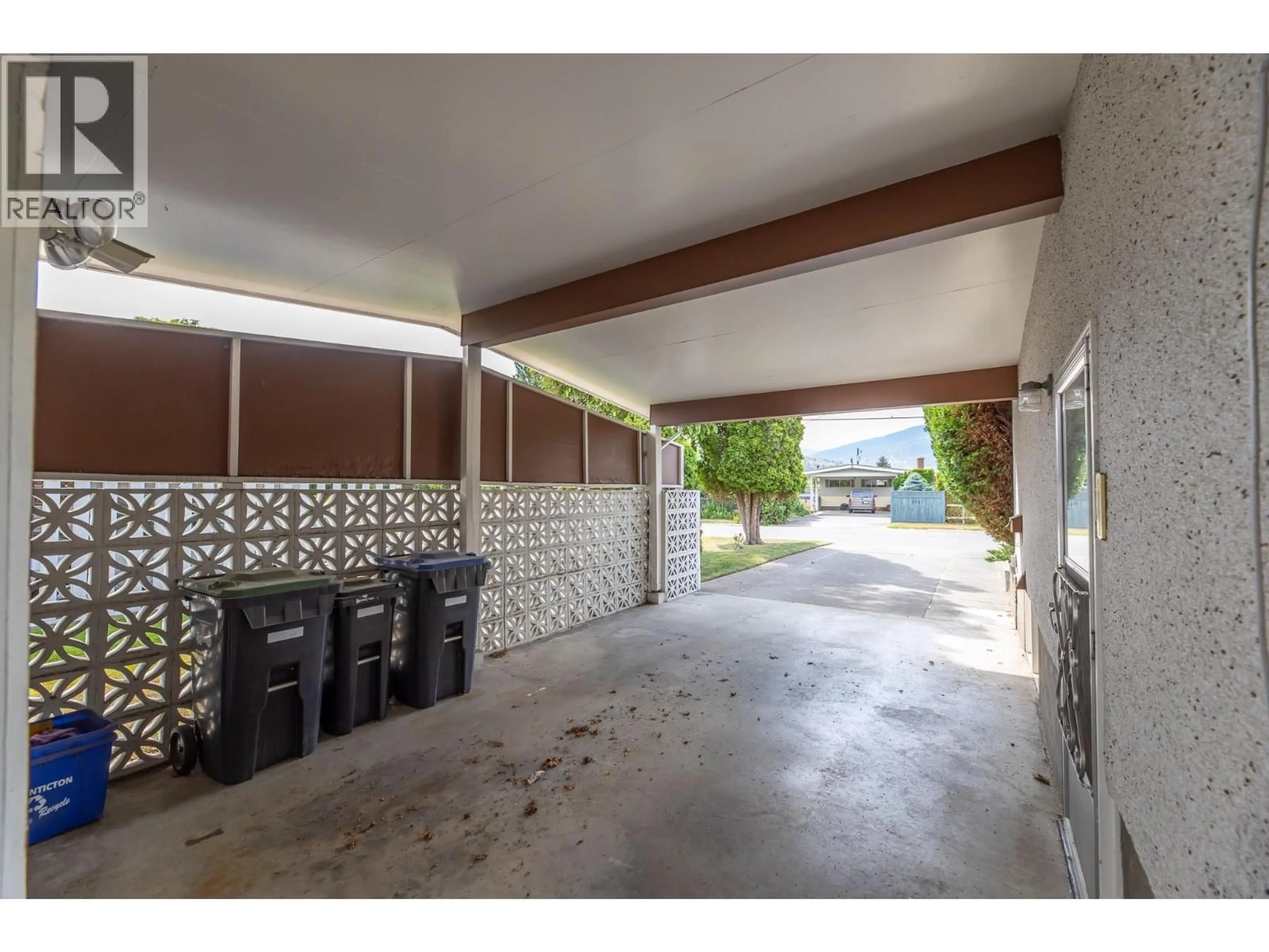 Indoor garage for 2450 MCKENZIE STREET, Penticton British Columbia V2A6H7