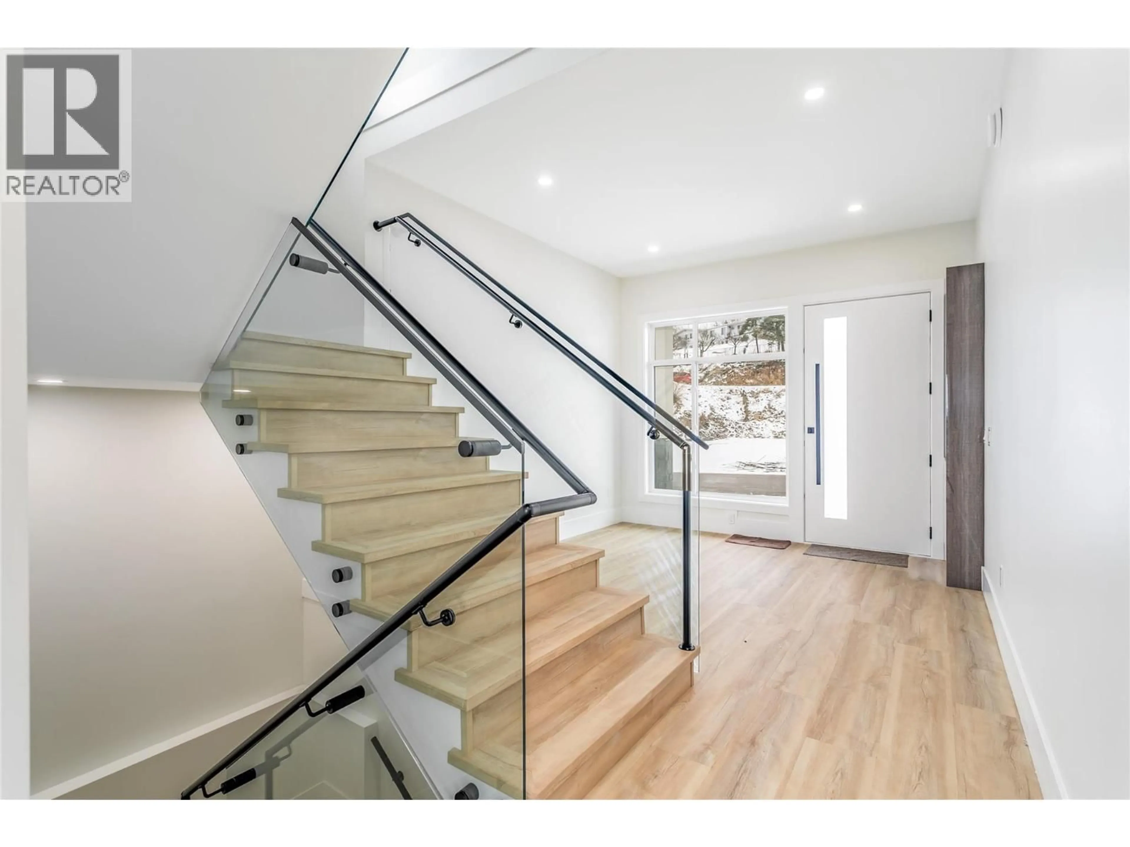 Stairs for 1136 HUME AVENUE, Kelowna British Columbia V1P1S3