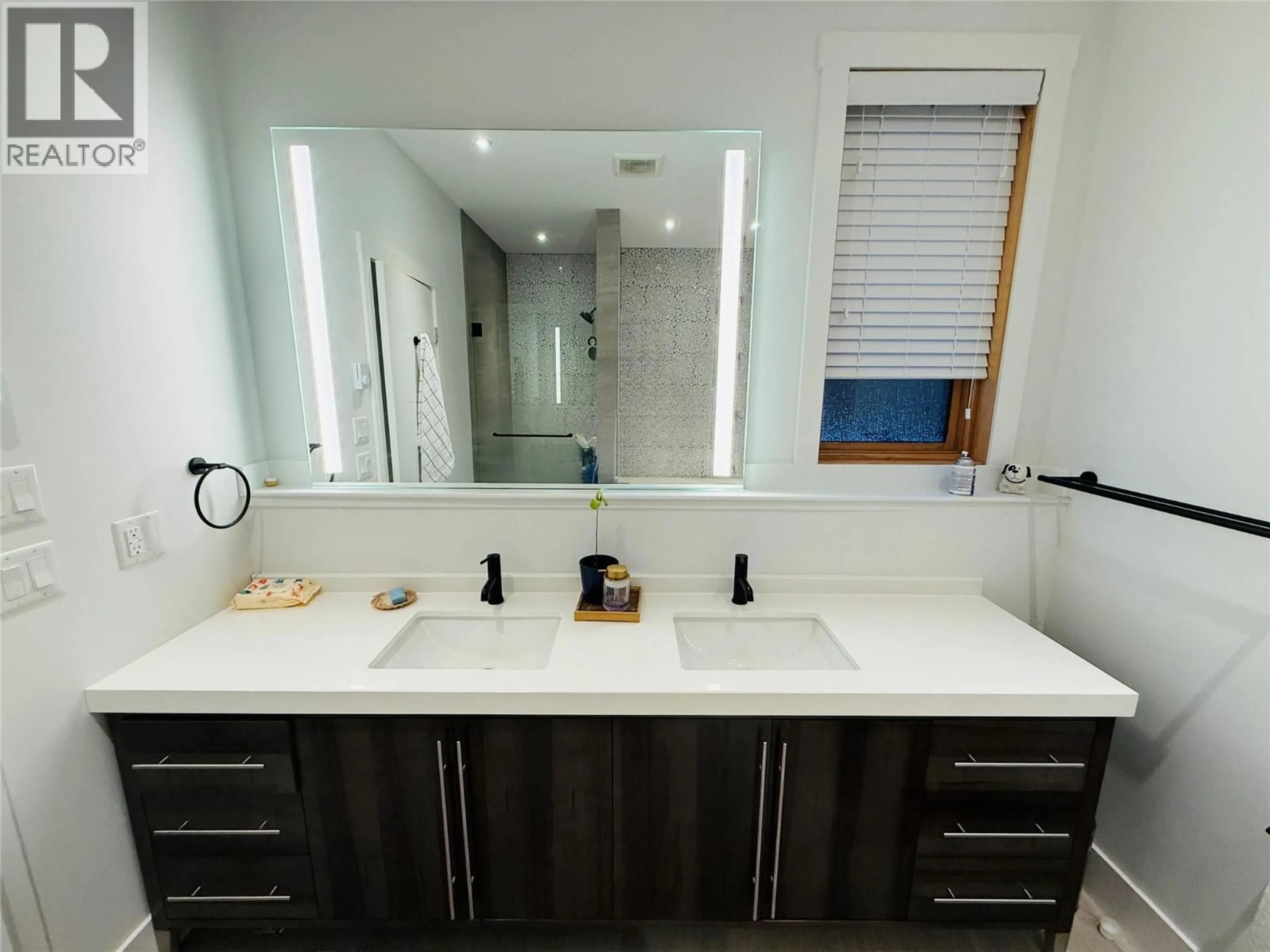 Contemporary bathroom, ceramic/tile floor for 501 - 7291 PROSPECTOR AVENUE, Radium Hot Springs British Columbia V0A1M0