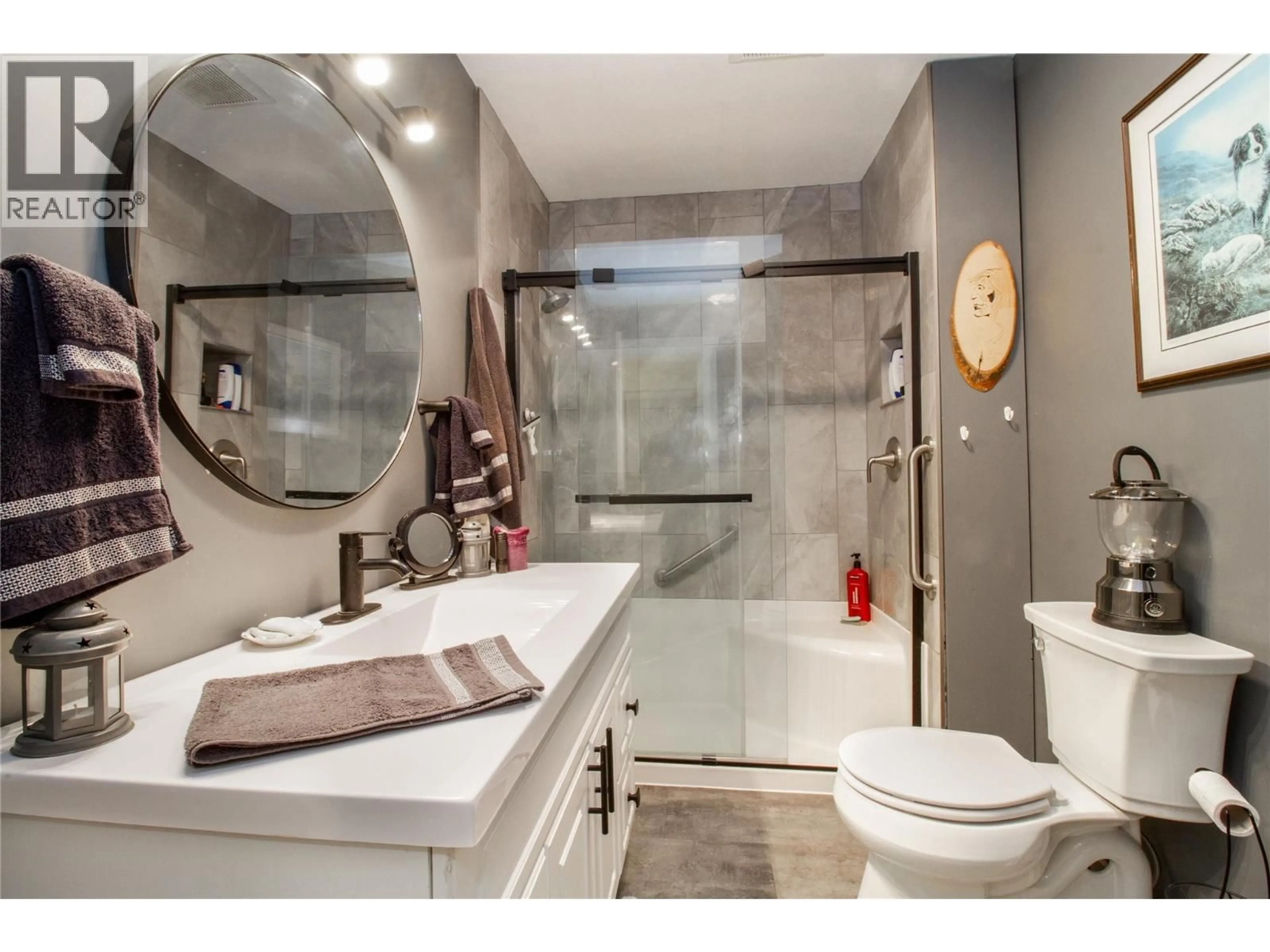 Contemporary bathroom, ceramic/tile floor for 475 WESTSIDE ROAD, Trout Lake British Columbia V0G1R2