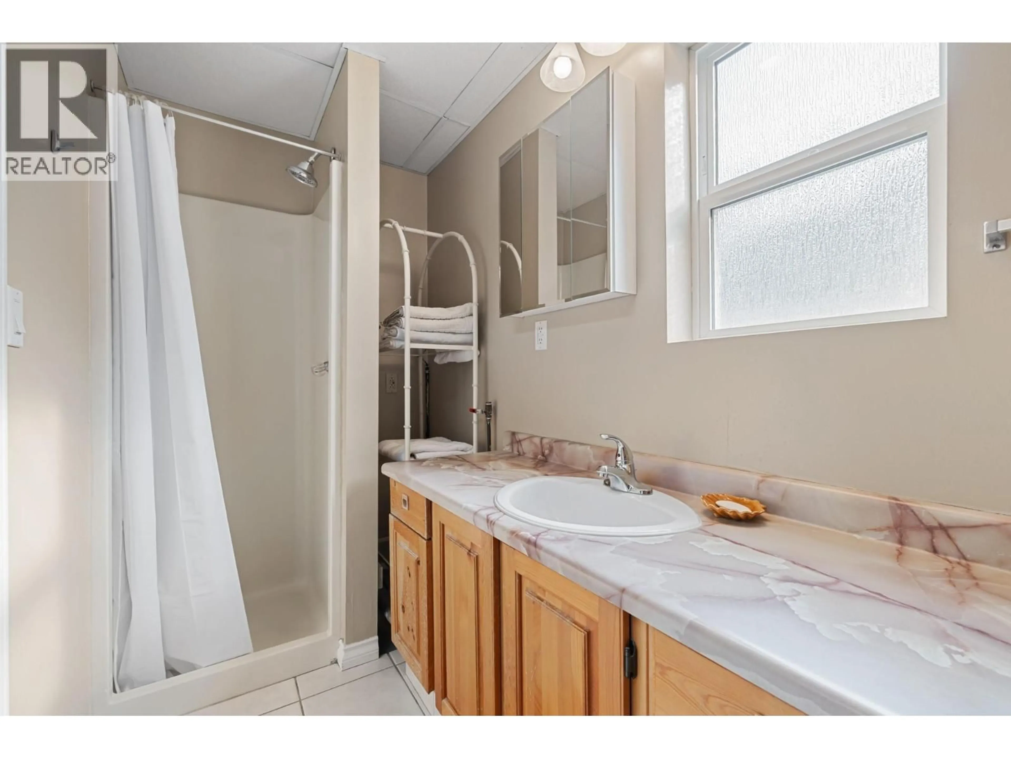Standard bathroom, ceramic/tile floor for 535 CURTIS ROAD, Kelowna British Columbia V1V2G6