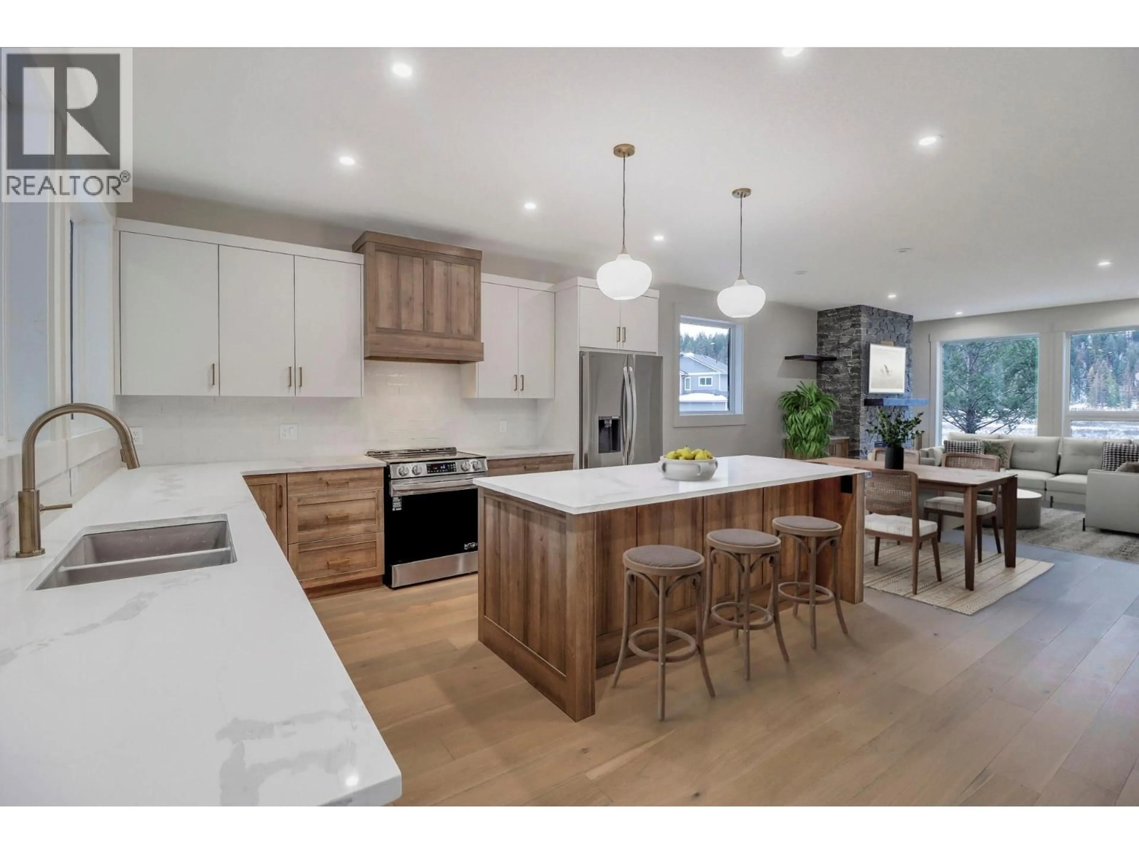 Open concept kitchen, wood/laminate floor for 128 SHADOW MOUNTAIN BOULEVARD, Cranbrook British Columbia V1C0C6