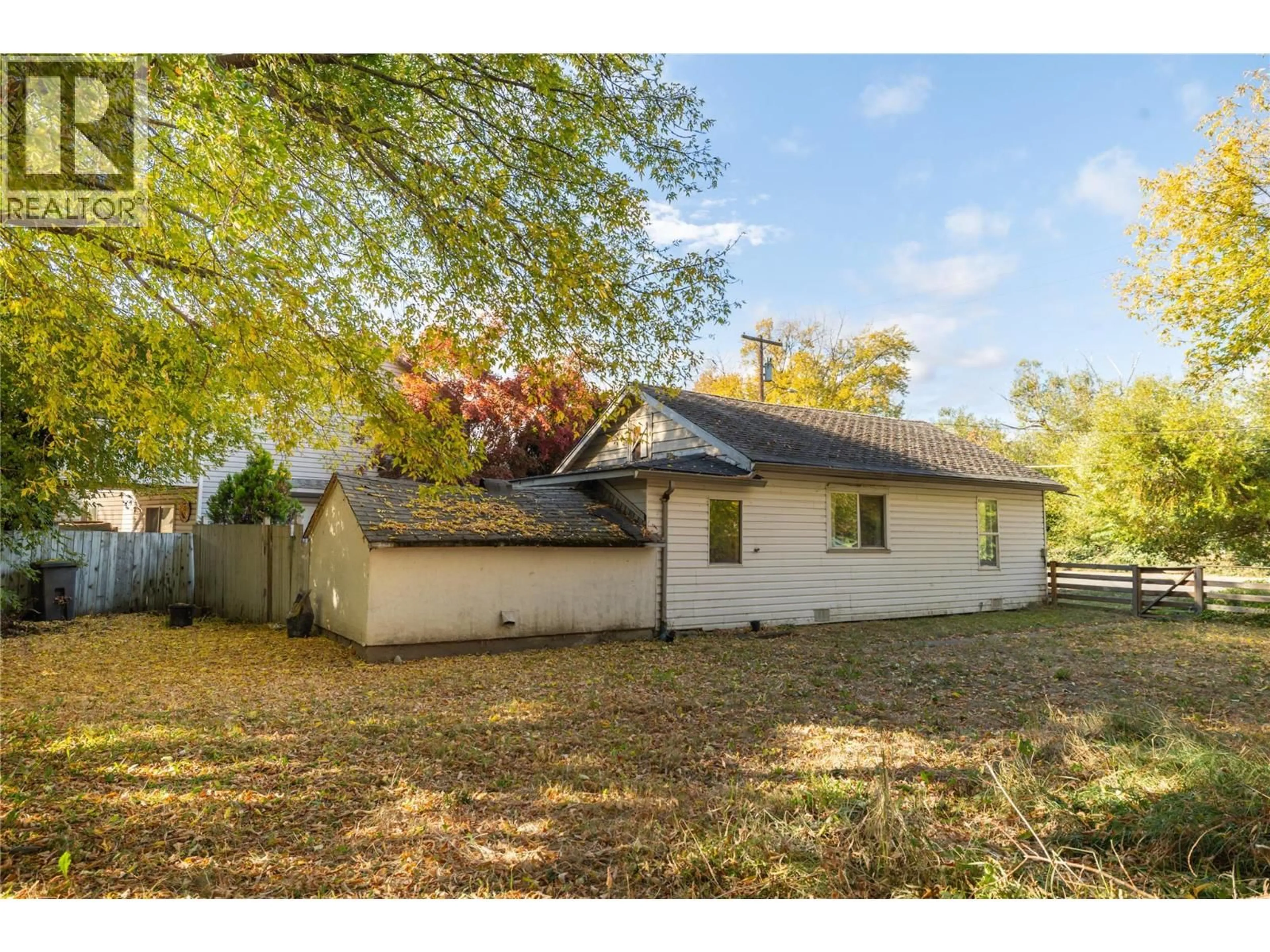 A pic from outside/outdoor area/front of a property/back of a property/a pic from drone, street for 1923 LINDAHL STREET, Kelowna British Columbia V1Y3Z6