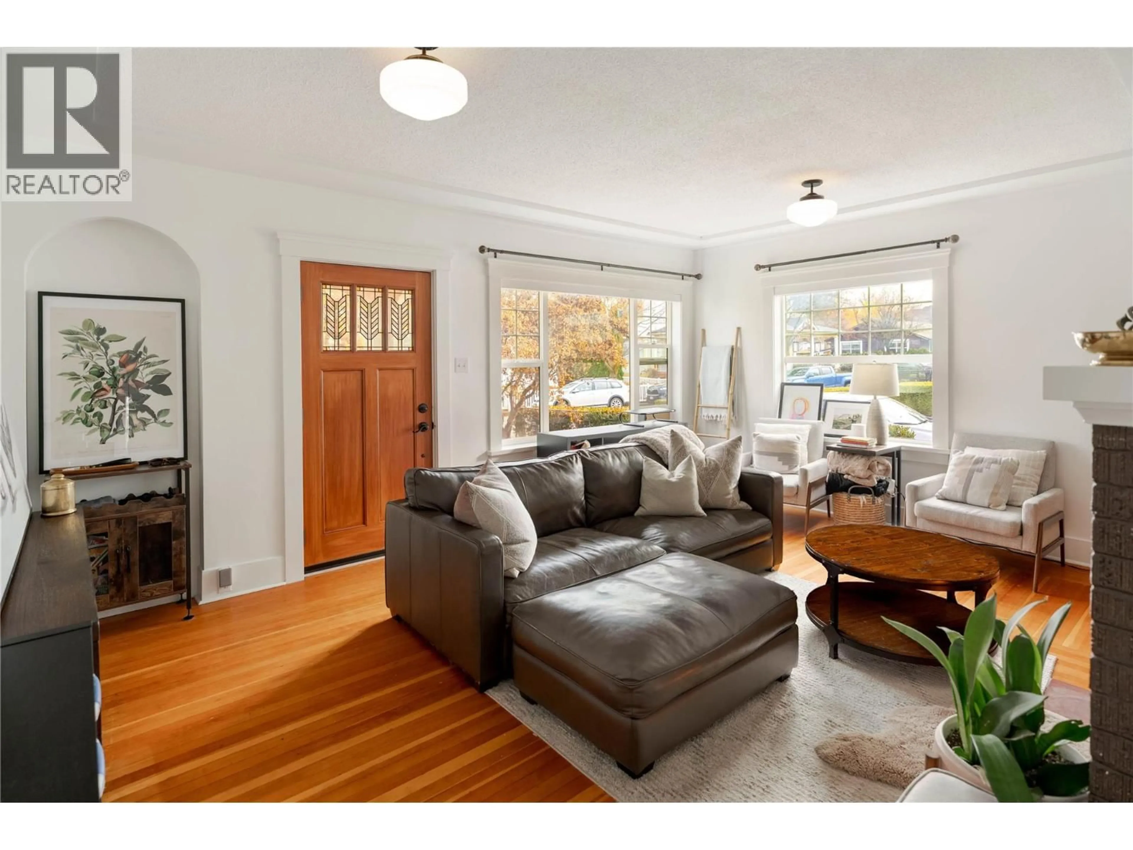 Living room with furniture, wood/laminate floor for 1852 MARSHALL STREET, Kelowna British Columbia V1Y2B7