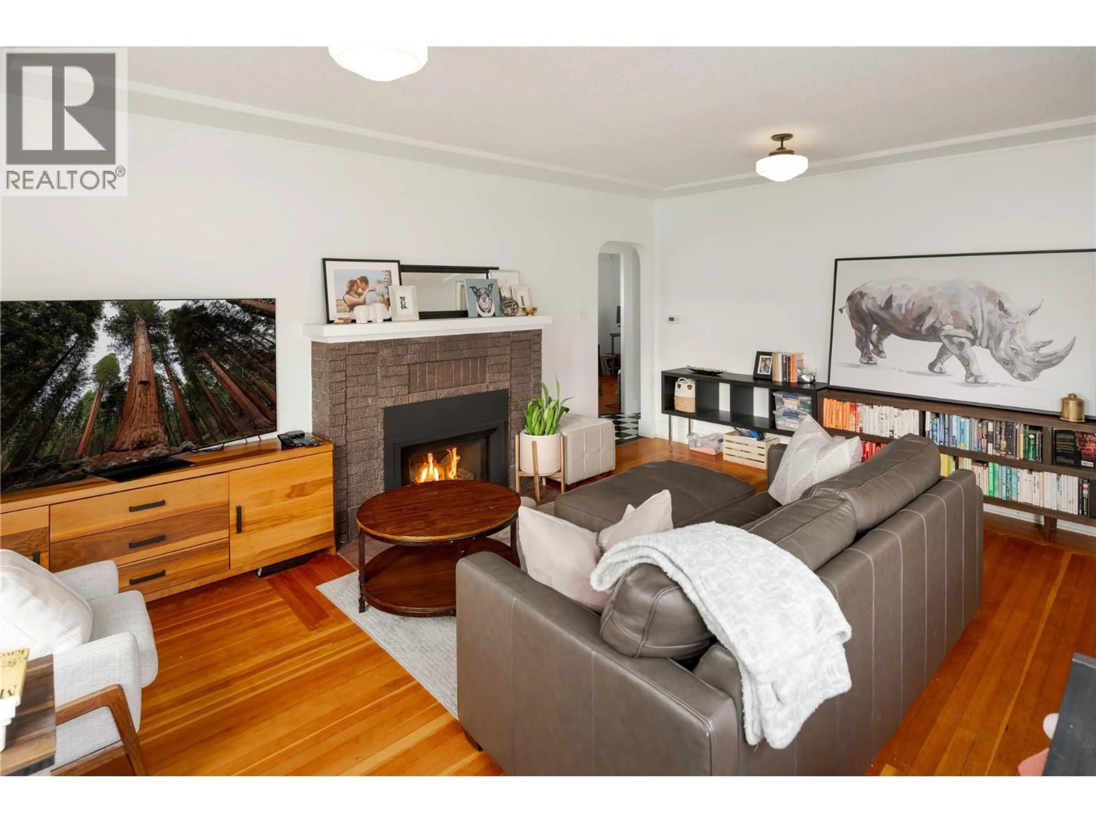 Living room with furniture, wood/laminate floor for 1852 MARSHALL STREET, Kelowna British Columbia V1Y2B7