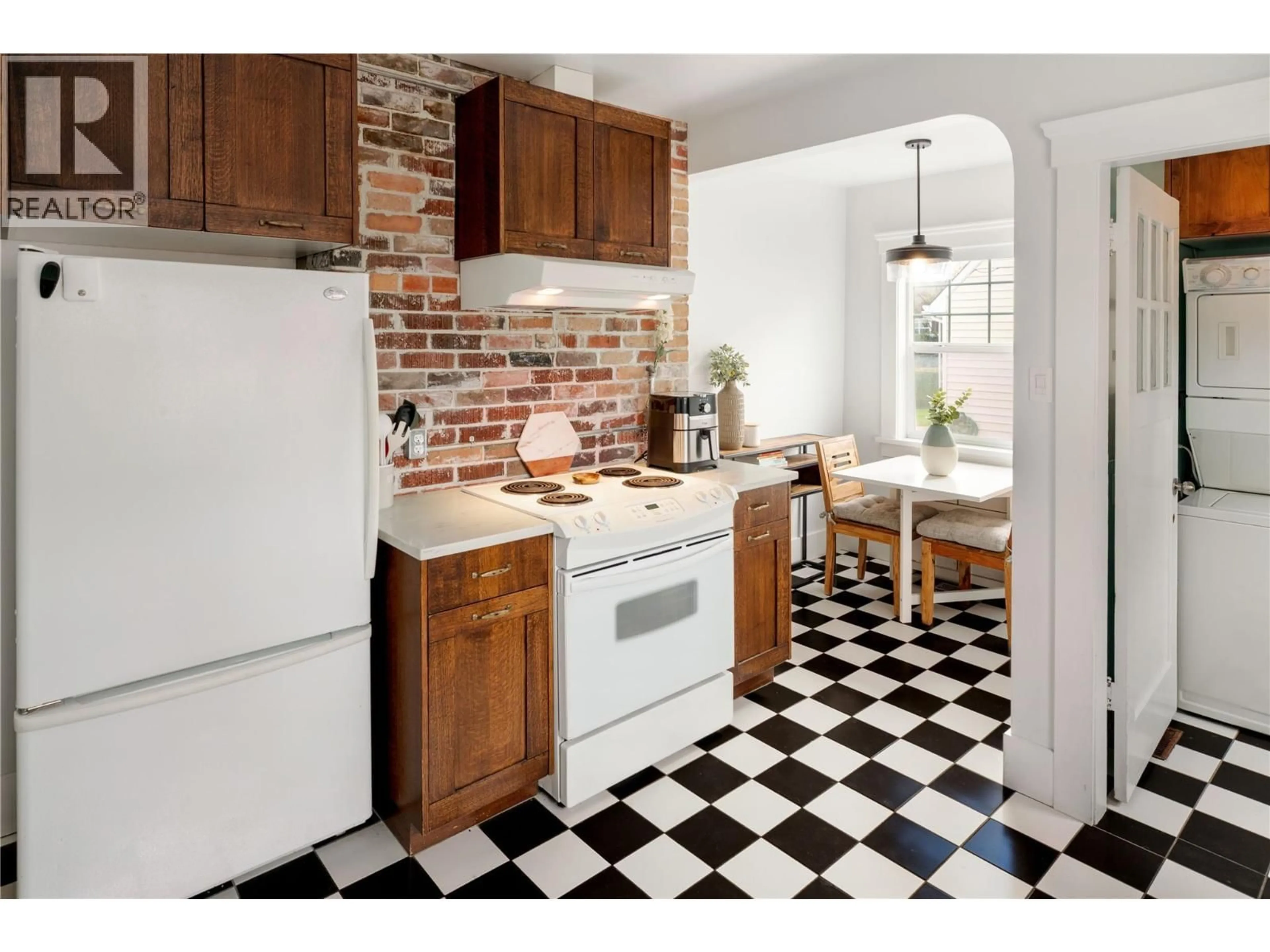 Unknown for 1852 MARSHALL STREET, Kelowna British Columbia V1Y2B7