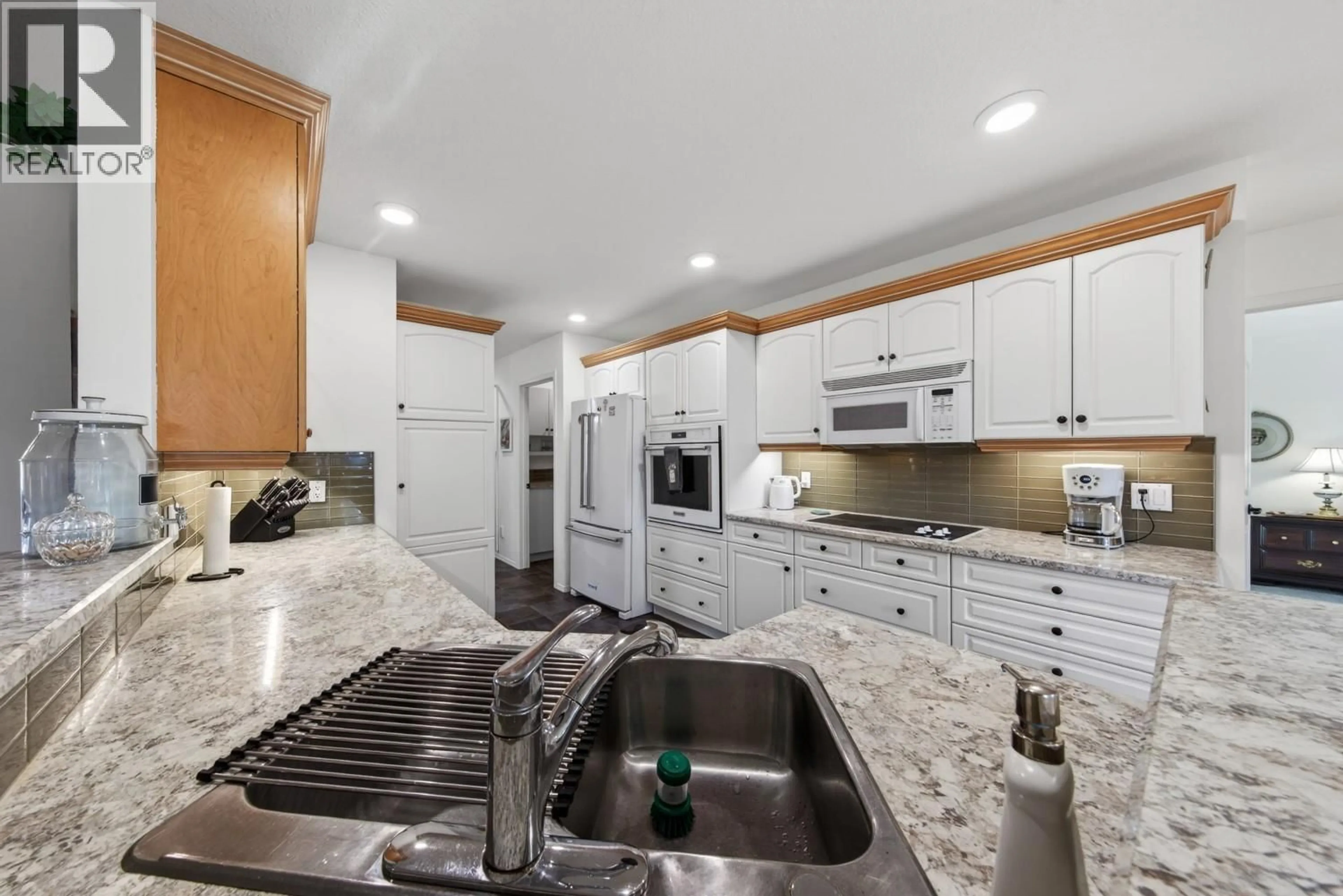 Open concept kitchen, ceramic/tile floor for 5152 RIVERVIEW CRESCENT, Fairmont Hot Springs British Columbia V0B1L1