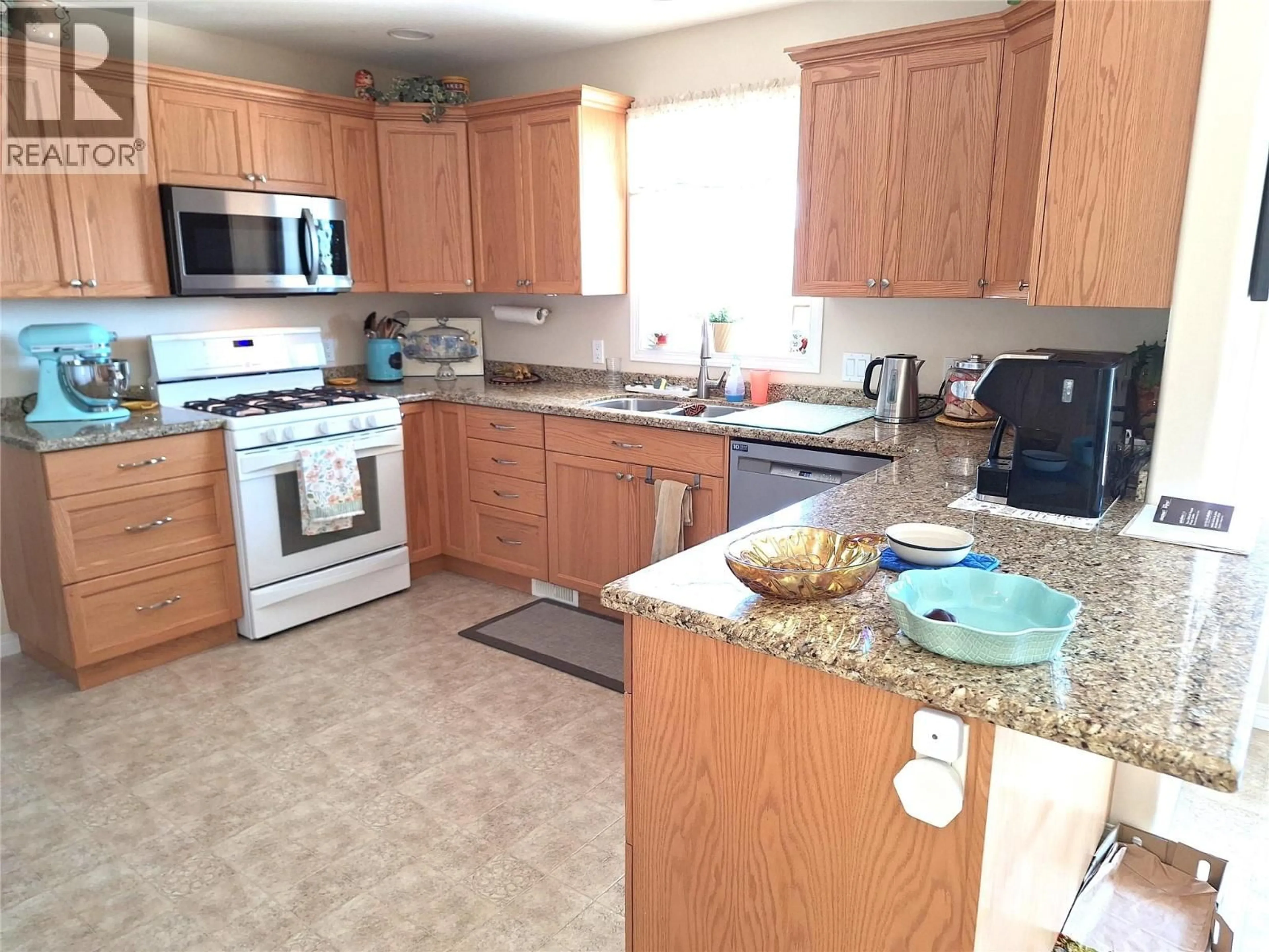 Standard kitchen, unknown for 1406 HUCKLEBERRY DRIVE, Sorrento British Columbia V0E2W1