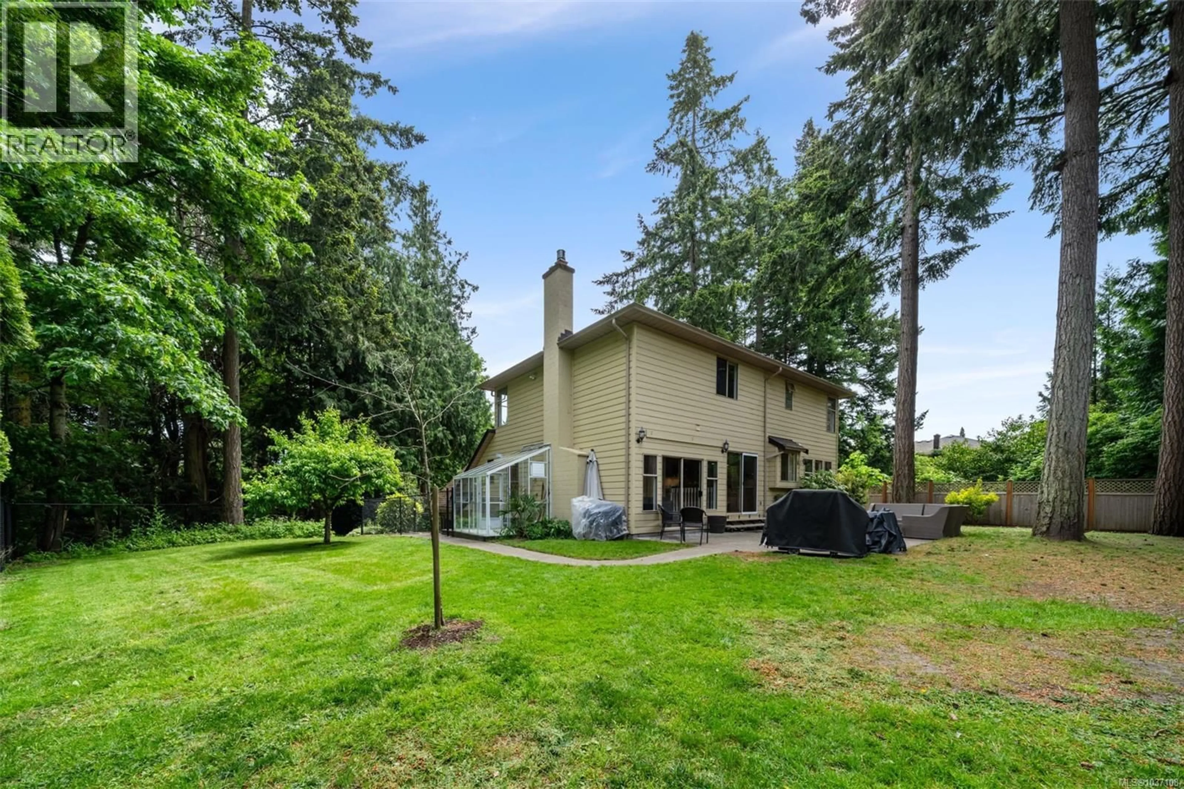 Patio, water/lake/river/ocean view for 866 CAMBRIA WOOD COURT, Saanich British Columbia V8Y3J1