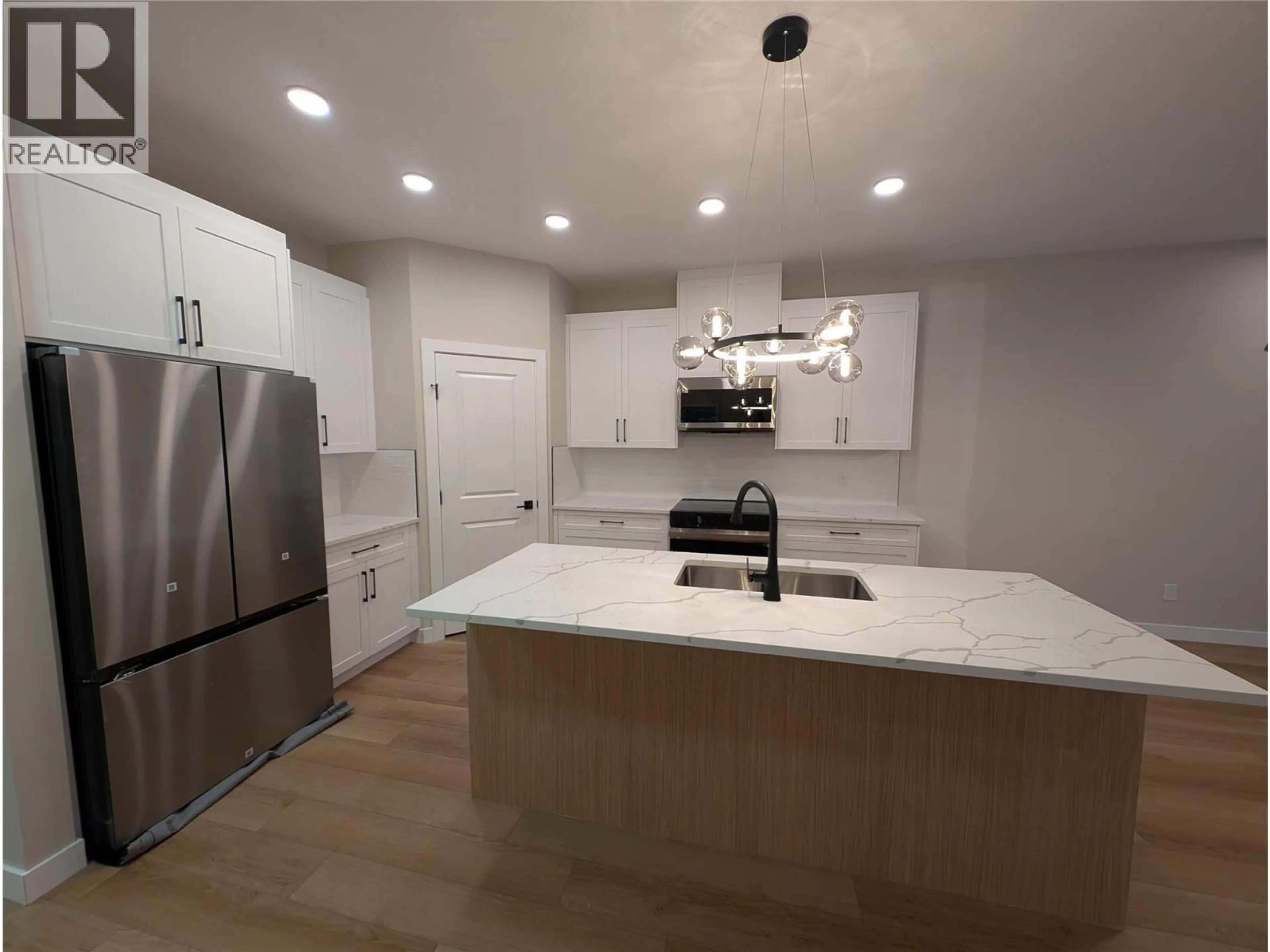 Open concept kitchen, ceramic/tile floor for 7114 MORGAN LANE, Radium Hot Springs British Columbia V0A1M0