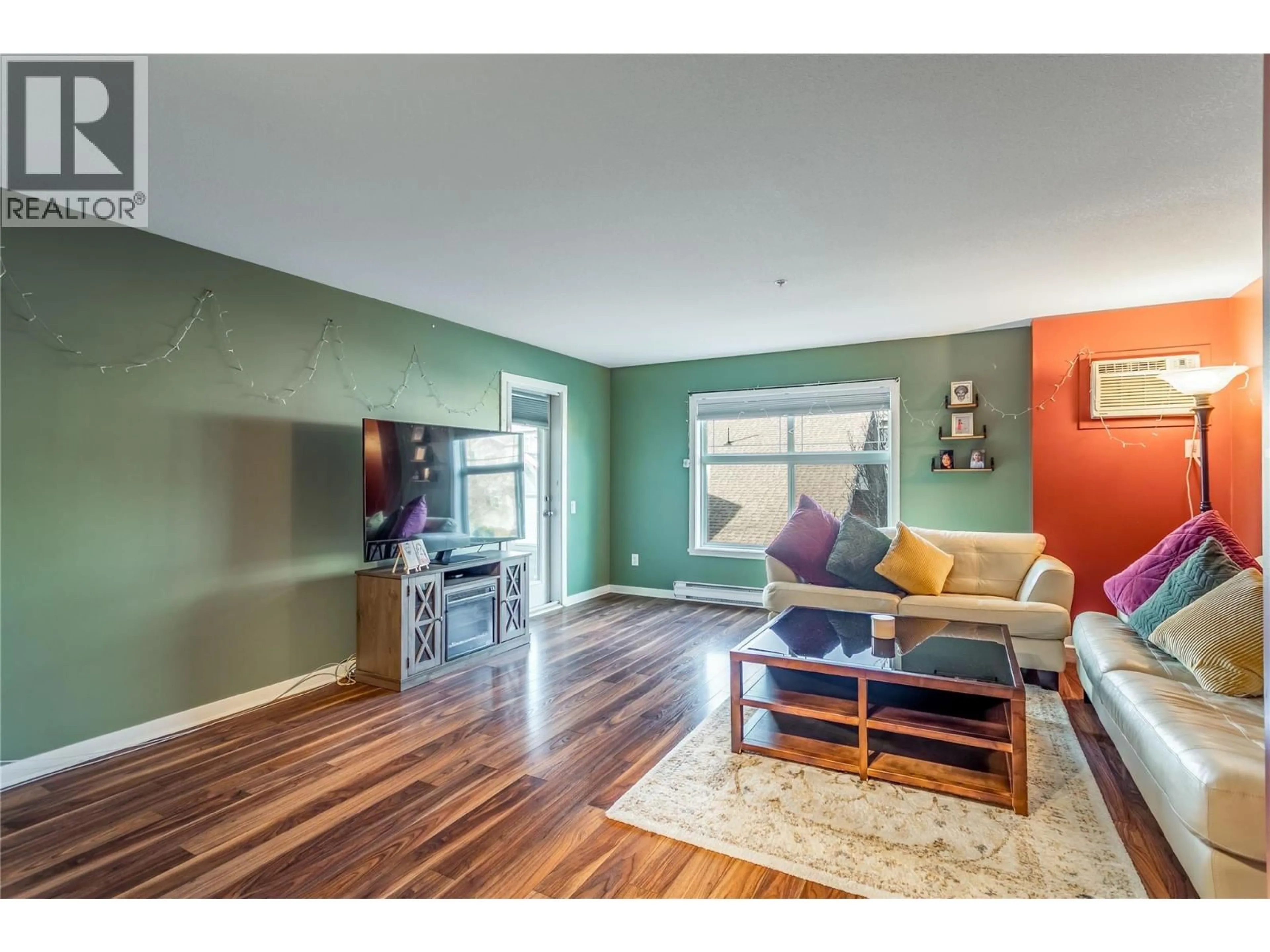 Living room with furniture, wood/laminate floor for 221 - 515 HOUGHTON ROAD, Kelowna British Columbia V1X8B9