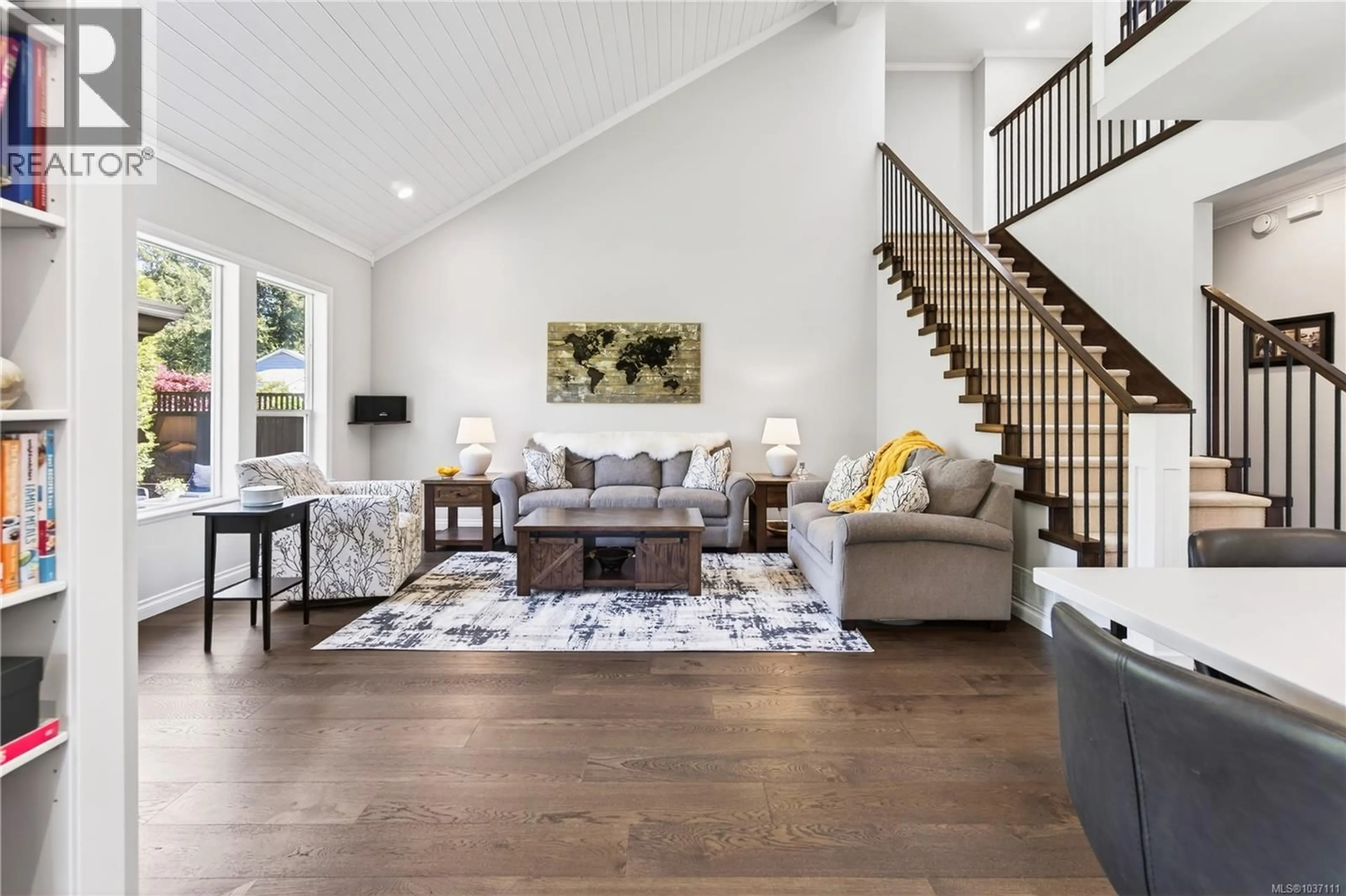 Living room with furniture, wood/laminate floor for 5547 SUNRIDGE PLACE, Nanaimo British Columbia V9T6P5