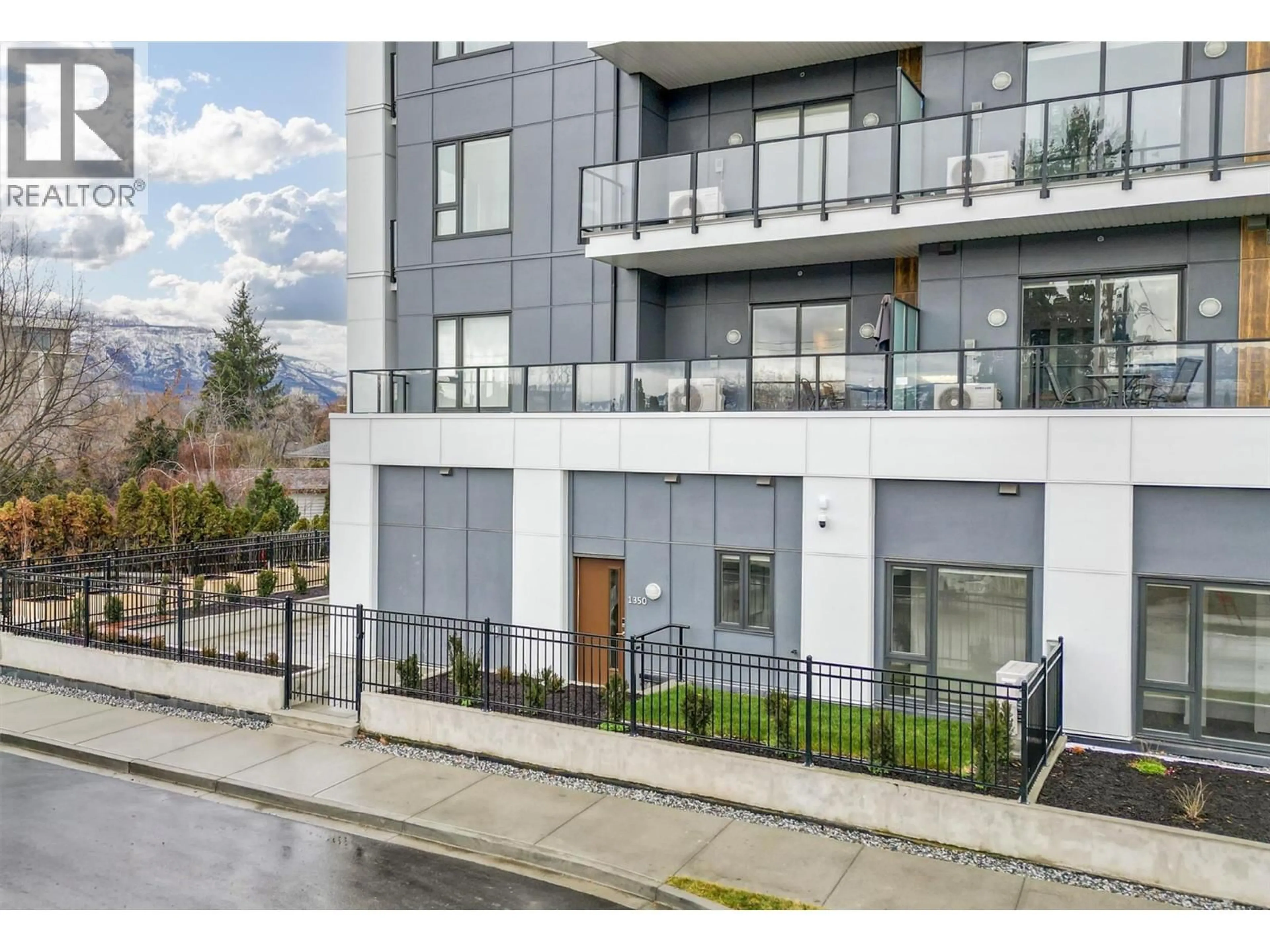 A pic from outside/outdoor area/front of a property/back of a property/a pic from drone, street for 1350 PRIDHAM AVENUE, Kelowna British Columbia V1Y0P7