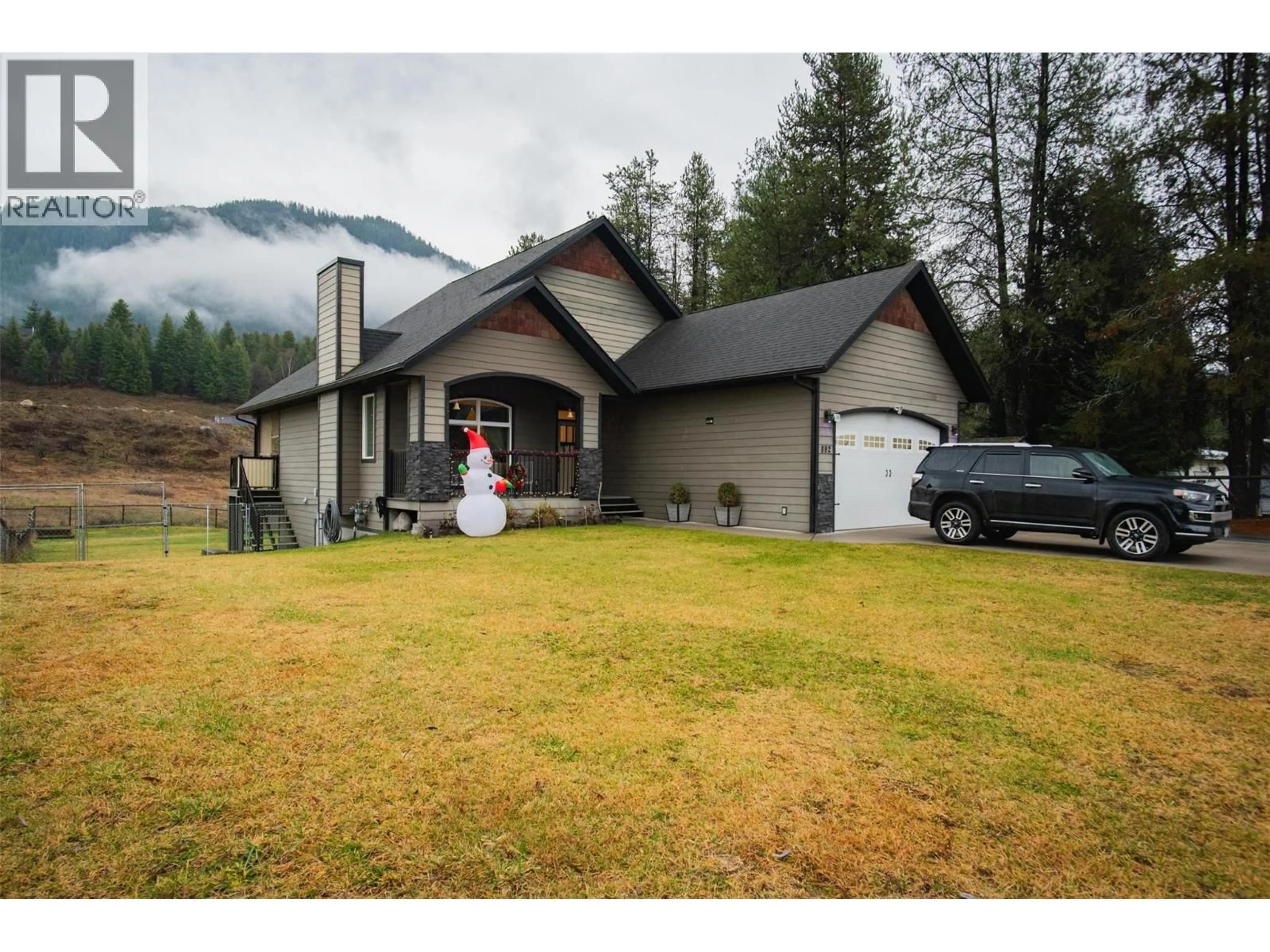 A pic from outside/outdoor area/front of a property/back of a property/a pic from drone, mountain view for 892 WATERLOO ROAD, Castlegar British Columbia V1N4K8