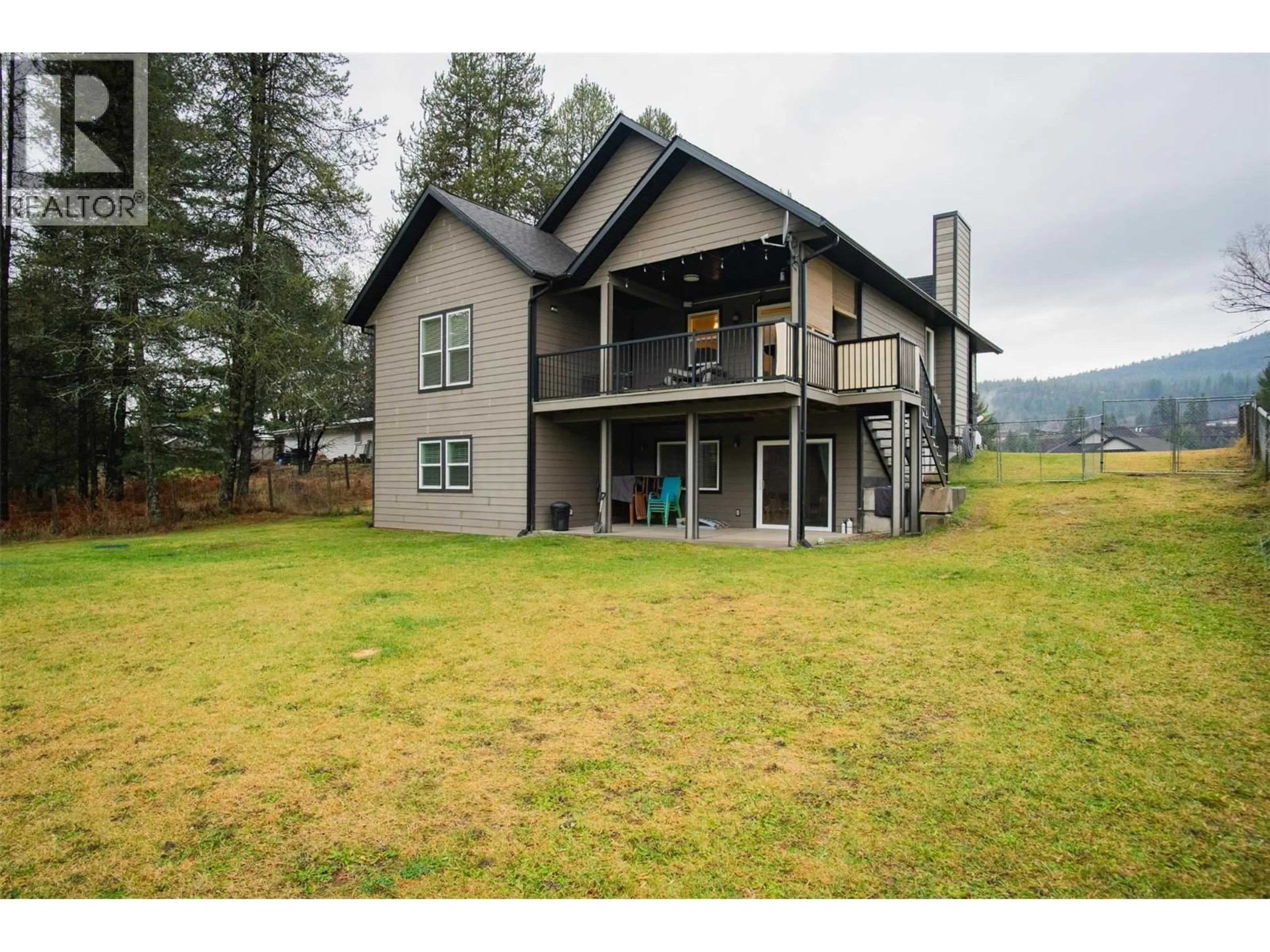 A pic from outside/outdoor area/front of a property/back of a property/a pic from drone, water/lake/river/ocean view for 892 WATERLOO ROAD, Castlegar British Columbia V1N4K8
