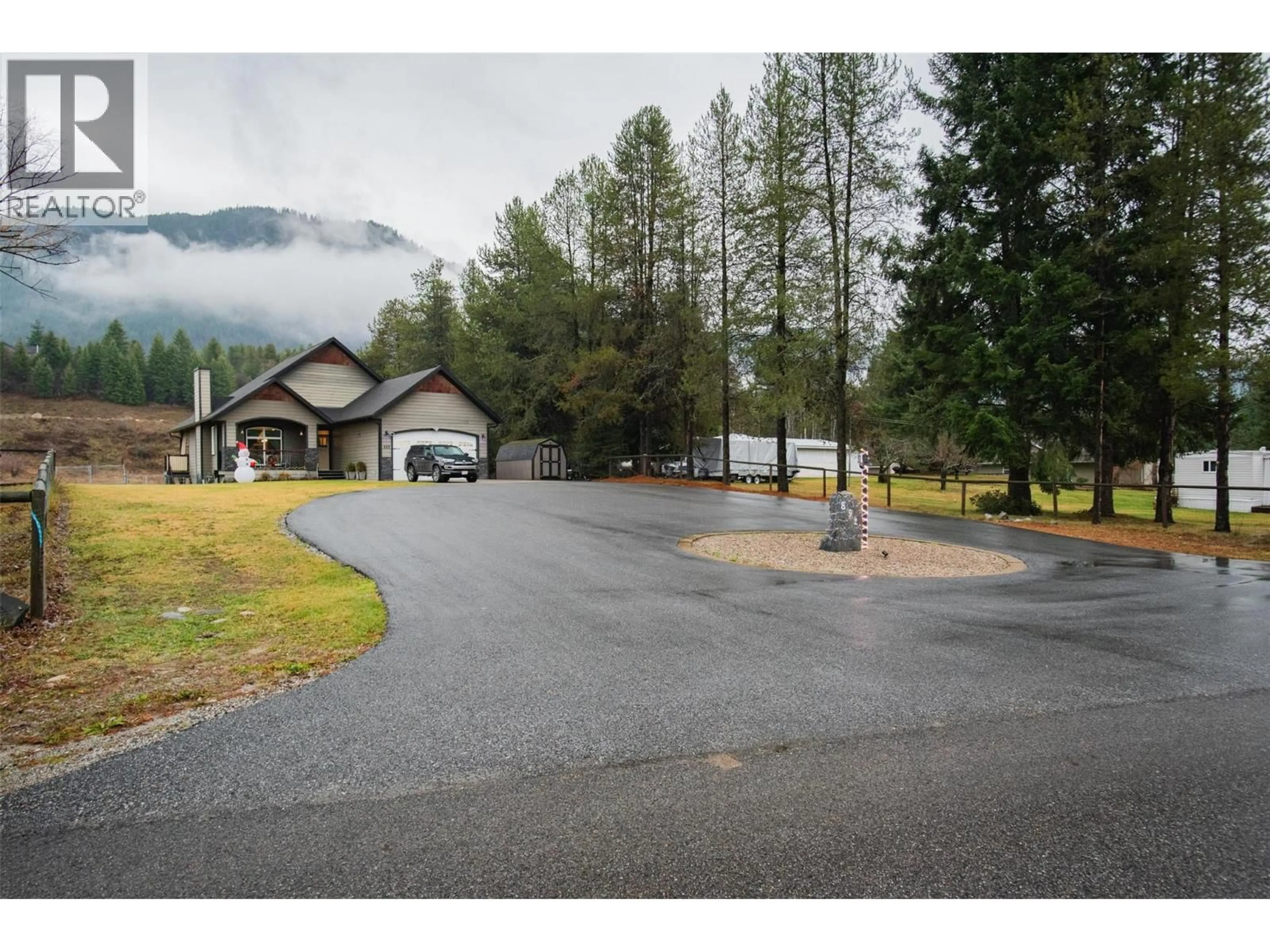 A pic from outside/outdoor area/front of a property/back of a property/a pic from drone, mountain view for 892 WATERLOO ROAD, Castlegar British Columbia V1N4K8